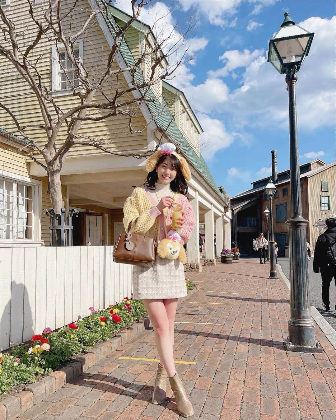 関根ささらさんのインスタグラム写真 - (関根ささらInstagram)「久しぶりのディズニー投稿🐶💛🍪🎀 . . #クッキーバウンド しました♡ #tops : #zara @zara  #skirt : #shein @sheinofficial  #bag : #grl @grl_official  #boots : #韓国通販  手に持ってるのは期間限定のホットオレンジドリンク🥤🍊  クッキーのポップコーンバケットまだ買えてなくて買おうと思ったらもう販売してなかった🥲🥲💭 . . #disneyoutfit #disneybound #cookieann #disneysea #tokyodisneysea #tds #tdr #tokyodisneyresort #disneyresort #disneyfan #ディズニーコーデ #ディズニーシー #東京ディズニーリゾート #ディズニーフード #ディズニーグルメ #ディズニーバウンド #クッキーアン」3月21日 11時09分 - sasarasekine