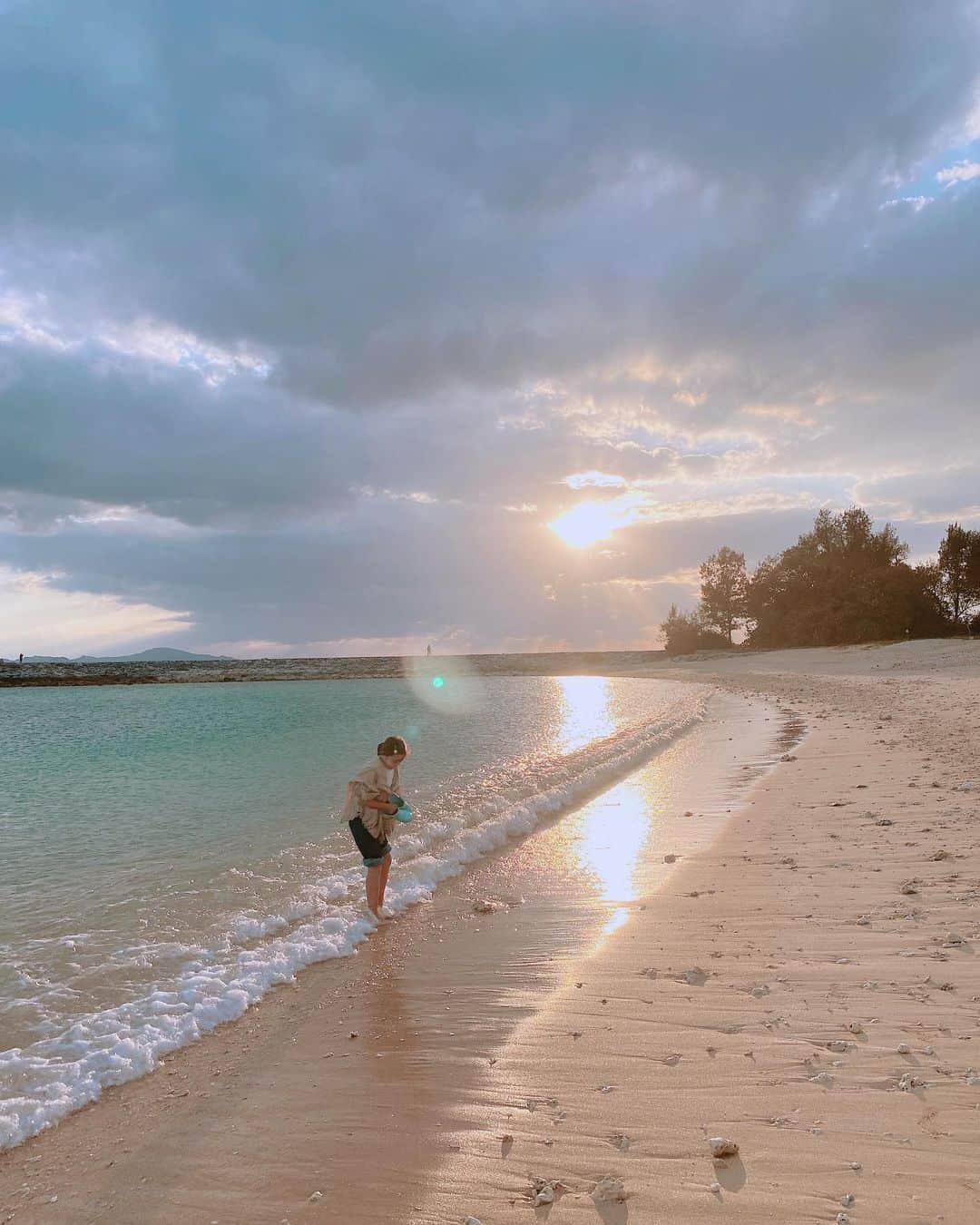稲垣来泉さんのインスタグラム写真 - (稲垣来泉Instagram)「. 去年冬 曇りの日 １７時ごろ . 沖縄 . お空が近くて 雲もきれい 海がエメラルドグリーン . ホテルの近くの海 毎日来て 癒されて 感動していました。 . 朝 お昼 夜 全部景色が違って いつ来ても どんな時もきれいでした。 . . . #沖縄 #空#海#雲#珊瑚礁#風 #ちむどんどん . . いつもたくさんのいいねコメント本当にありがとうございます。 . 風の音が大きく入ってしまって すいません。」3月21日 11時38分 - kurumi_inagaki