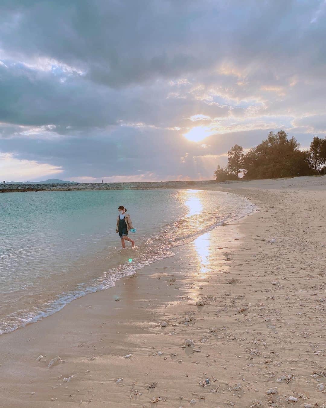 稲垣来泉さんのインスタグラム写真 - (稲垣来泉Instagram)「. 去年冬 曇りの日 １７時ごろ . 沖縄 . お空が近くて 雲もきれい 海がエメラルドグリーン . ホテルの近くの海 毎日来て 癒されて 感動していました。 . 朝 お昼 夜 全部景色が違って いつ来ても どんな時もきれいでした。 . . . #沖縄 #空#海#雲#珊瑚礁#風 #ちむどんどん . . いつもたくさんのいいねコメント本当にありがとうございます。 . 風の音が大きく入ってしまって すいません。」3月21日 11時38分 - kurumi_inagaki
