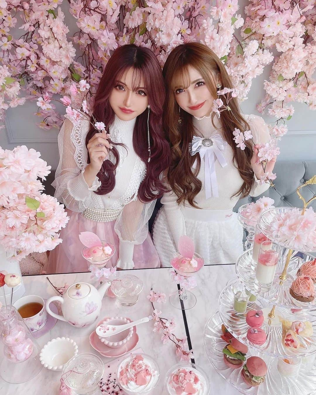 桜井莉菜さんのインスタグラム写真 - (桜井莉菜Instagram)「りりかちゃん @ririkakotobuki と【 @riina_couture 】コーデで おデートしたよん💗💗💗 そしてこの桜満開のお店は 【 @hautecouturecafe_official 】💕💕💕 いっつも可愛いけど、また今回の桜アフタヌーンも全面ピンクで 可愛過ぎッッ🥺🌸 もはやお花見ここでいーじゃん レベル😂🌸 でもね、ここ、目黒川の通りにあるから、目黒川が桜満開になると、中も外も全部が桜になるの🌸🌸🌸🌸🌸 やばーい🥰もう一回行かなきゃっ💗  #桜#桜アフタヌーンティー#目黒#目黒カフェ#目黒ランチ#目黒アフタヌーンティー#目黒川#riinacouture#リーナデート#デートコーデ」3月21日 12時40分 - rina__sakurai