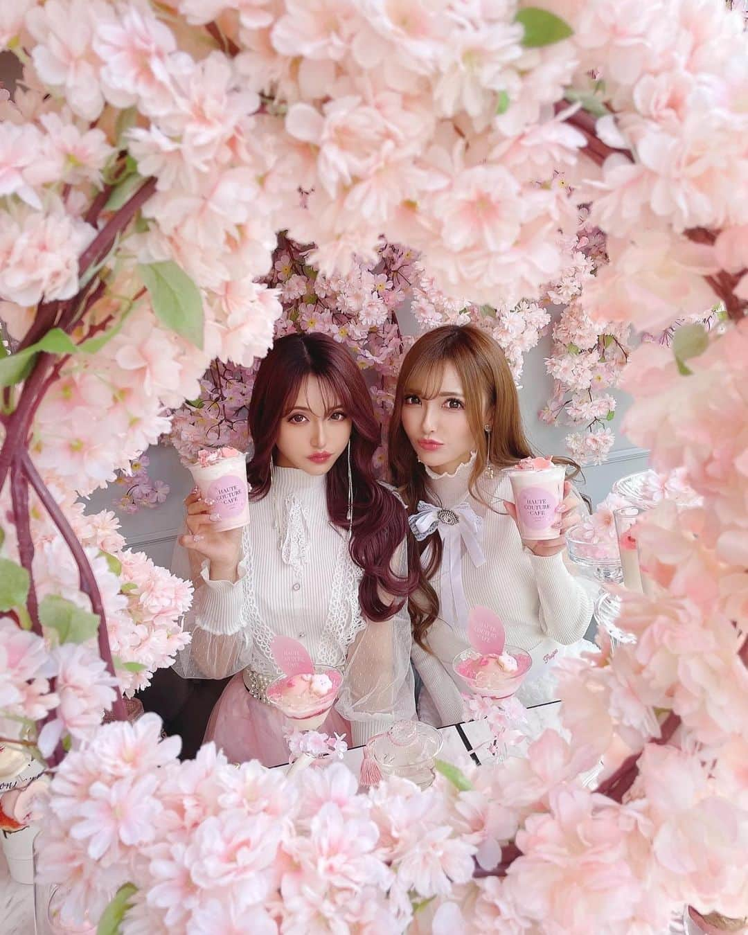 桜井莉菜さんのインスタグラム写真 - (桜井莉菜Instagram)「りりかちゃん @ririkakotobuki と【 @riina_couture 】コーデで おデートしたよん💗💗💗 そしてこの桜満開のお店は 【 @hautecouturecafe_official 】💕💕💕 いっつも可愛いけど、また今回の桜アフタヌーンも全面ピンクで 可愛過ぎッッ🥺🌸 もはやお花見ここでいーじゃん レベル😂🌸 でもね、ここ、目黒川の通りにあるから、目黒川が桜満開になると、中も外も全部が桜になるの🌸🌸🌸🌸🌸 やばーい🥰もう一回行かなきゃっ💗  #桜#桜アフタヌーンティー#目黒#目黒カフェ#目黒ランチ#目黒アフタヌーンティー#目黒川#riinacouture#リーナデート#デートコーデ」3月21日 12時40分 - rina__sakurai