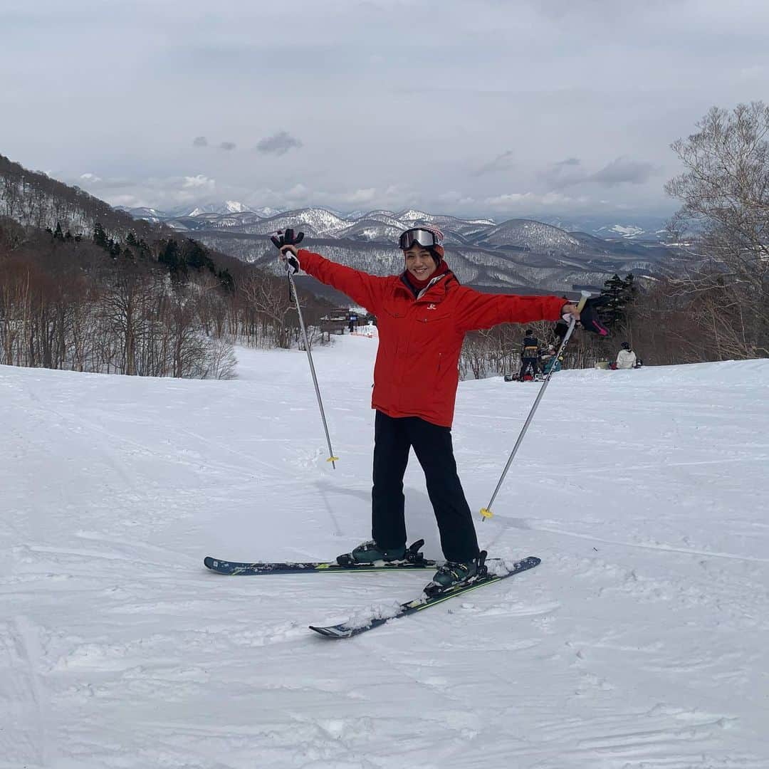 前田典子さんのインスタグラム写真 - (前田典子Instagram)「#春スキー⛷ #安比高原スキー場  へ 行ってきました❣️ 安比は滑りやすい👍 パウダースノーの時期は過ぎたけど 雪質はいい感じ👍❄️ お天気良くスキー日和 とにかく山がきれい⛰ #自然の中で遊ぶ 今年も年いちスキーコンプリート👍  滑り終わってから #雪の上に大の字 #気持ちいい #スキー靴を脱いだ開放感 #アフタースキーは温泉♨️ #インターコンチネンタルホテル安比  明日、22日は ヒルナンデス、コーデバトル 後編 GU1グランプリ決勝のオンエア みてね❣️」3月21日 14時04分 - maenorichang