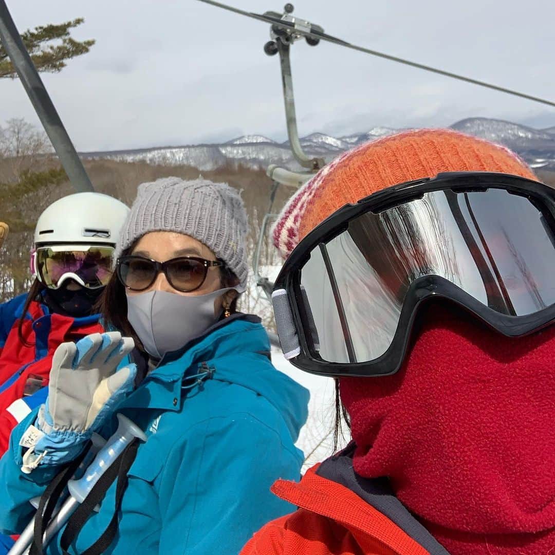 前田典子さんのインスタグラム写真 - (前田典子Instagram)「#春スキー⛷ #安比高原スキー場  へ 行ってきました❣️ 安比は滑りやすい👍 パウダースノーの時期は過ぎたけど 雪質はいい感じ👍❄️ お天気良くスキー日和 とにかく山がきれい⛰ #自然の中で遊ぶ 今年も年いちスキーコンプリート👍  滑り終わってから #雪の上に大の字 #気持ちいい #スキー靴を脱いだ開放感 #アフタースキーは温泉♨️ #インターコンチネンタルホテル安比  明日、22日は ヒルナンデス、コーデバトル 後編 GU1グランプリ決勝のオンエア みてね❣️」3月21日 14時04分 - maenorichang