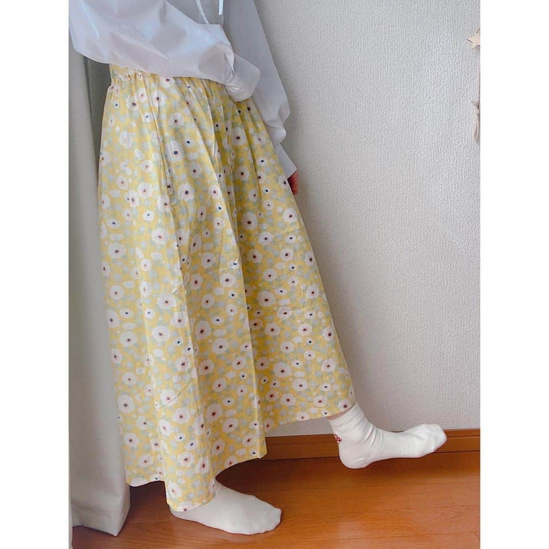 こねねこさんのインスタグラム写真 - (こねねこInstagram)「春服ー🌼  トップス @gu_for_all_  レーストリムビッグカラーシャツ(長袖)  スカート @merlotcamp  flowerスカート/セットアップ ばんばんざいのるなちゃんが着用していたスカート！！  靴下 @kutsushitaya_official   いつもお世話になっているmerlotさんが今週POPUPを開催するそうです🌻 ※事前予約で特典やノベルティもあるよ  原宿駅にmerlotさんの広告が一週間限定で掲載されるらしいので今週の原宿はmerlotさん祭りですなー☀︎  私もPOPUPできるくらい大きくなりたい！  #merlot #merlot_code #gu #ジーユー #ジーユー購入品 #spring #springfashion #ad」3月21日 15時20分 - nene146cm
