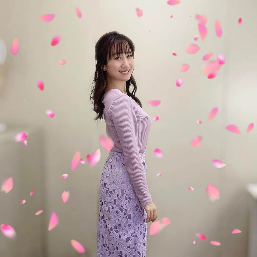 吉井明子さんのインスタグラム写真 - (吉井明子Instagram)「🌸🌸🌸  続々と桜の開花の便りが届いていますね🌸☺️ 皆さんのお住まいの地域はいかがですか？  きょうは春分の日🌸 祝日ですが、今夜も 「BSニュース4K＋ふるさと」 午後11:45〜午前0:10 　BS1・BS4K の放送があります✨ 気象コーナーは、 番組冒頭と日付が変わってすぐです。　　  この時間での放送は、今週が最後になります。 今年度最後の一週間、どうぞよろしくお願い致します✨  #春分の日 #桜の開花 #開花の便り #今年度最後 #来週から #新年度 #始まります #気象情報 #天気予報 #気象予報士 #気象キャスター #weatherforecaster #기상캐스터　#氣象主播 #吉井明子 #nhk #bs4k #bs1 #bsニュース4kプラスふるさと」3月21日 16時07分 - akiko_yoshii_sunny_rain