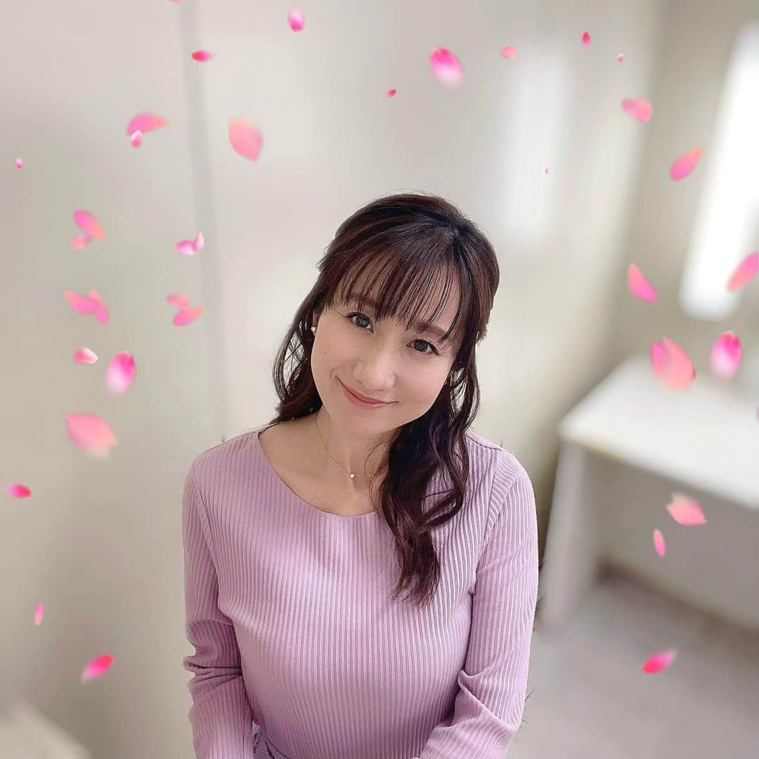 吉井明子さんのインスタグラム写真 - (吉井明子Instagram)「🌸🌸🌸  続々と桜の開花の便りが届いていますね🌸☺️ 皆さんのお住まいの地域はいかがですか？  きょうは春分の日🌸 祝日ですが、今夜も 「BSニュース4K＋ふるさと」 午後11:45〜午前0:10 　BS1・BS4K の放送があります✨ 気象コーナーは、 番組冒頭と日付が変わってすぐです。　　  この時間での放送は、今週が最後になります。 今年度最後の一週間、どうぞよろしくお願い致します✨  #春分の日 #桜の開花 #開花の便り #今年度最後 #来週から #新年度 #始まります #気象情報 #天気予報 #気象予報士 #気象キャスター #weatherforecaster #기상캐스터　#氣象主播 #吉井明子 #nhk #bs4k #bs1 #bsニュース4kプラスふるさと」3月21日 16時07分 - akiko_yoshii_sunny_rain