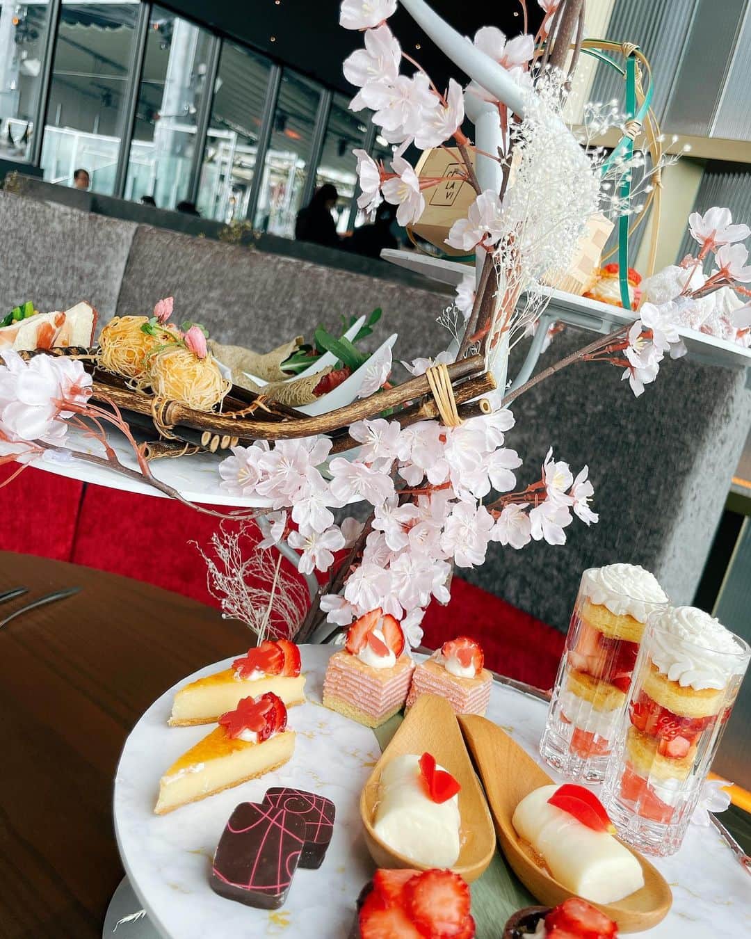 松山英礼奈さんのインスタグラム写真 - (松山英礼奈Instagram)「@celavitokyo で まりちゃんと アフタヌーンティー🫖💝  春感じた🥰💓🌸🍓 まず目で幸せ🧸💕💘  今年もお花見 行けるといいなぁ🐶🌸🐶♩✨  #afternoontea #CELAVI #celavitokyo #shibuya  #teatime #Sakura #cafe #休日 #女子会 #clublounge  #restaurant #skybar #japan #food #🫖 #🌸 #🍓 #我的最愛 #紀錄 #照片」3月21日 16時25分 - hiiiiiiii0802