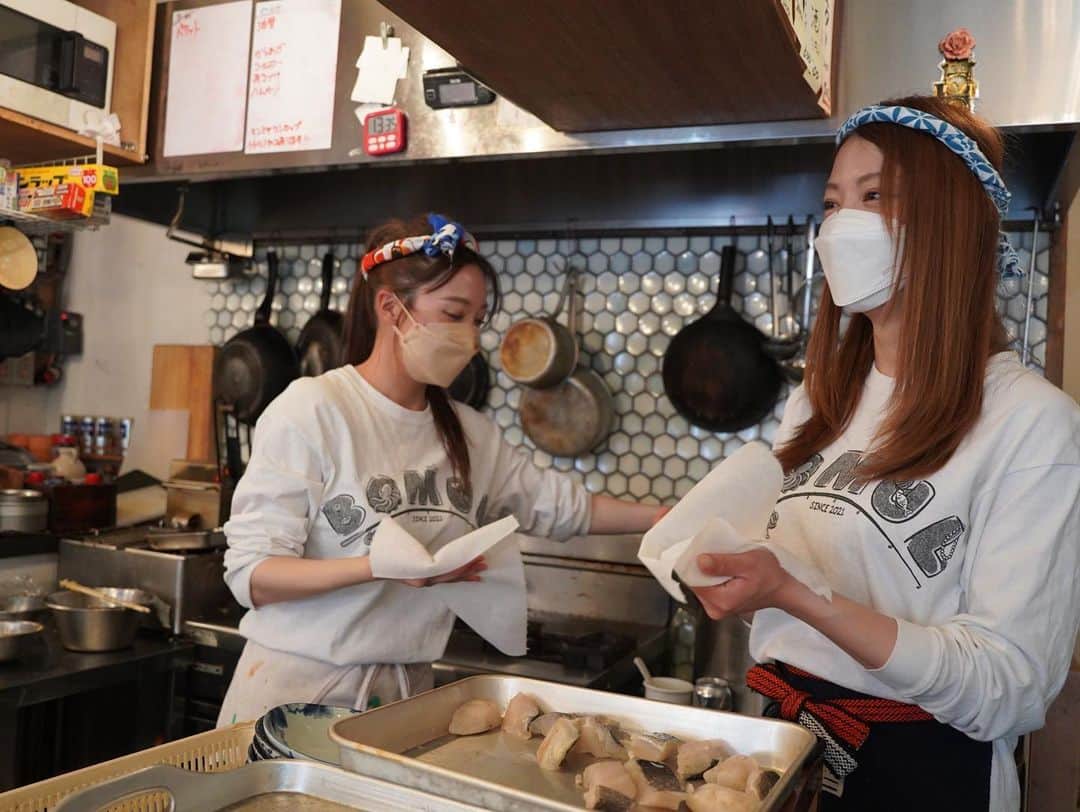吉野七宝実さんのインスタグラム写真 - (吉野七宝実Instagram)「4月10日(日)にまた漁師飯会をすることになったよ〜！！  あさいさんと私が釣って来たお魚で渾身のご飯を振る舞わせて頂きます！  写真は前回の🐟  お腹いっぱいおいしいお魚を振る舞っちゃうよ〜！  カウンター席でソーシャルディスタンスも確保できてるのでご安心ください！  アルコール消毒と検温、そして食事中以外はマスクの着用にご協力お願いします😊  私とあさいさんの夫婦漫才のような会話も聞けて好評な漁師飯会です🙌  まだ空きもあるので遊びに来てね！  詳しくはストーリーのリンクから！  https://docs.google.com/forms/d/e/1FAIpQLSdZmq0-A8styAFW5UUNcWcvKUOG6QFOZoFRq6ZzwfV9MczRiA/viewform  #漁師飯」3月21日 16時41分 - shihomi0305