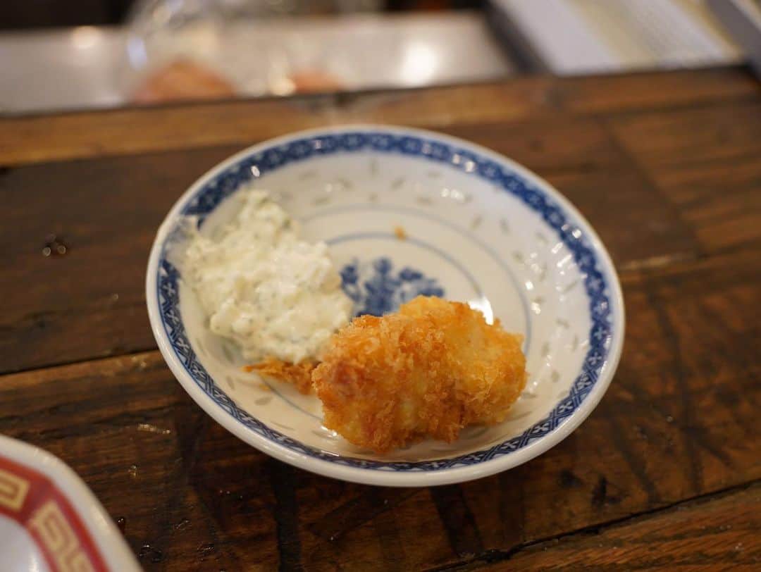 吉野七宝実さんのインスタグラム写真 - (吉野七宝実Instagram)「4月10日(日)にまた漁師飯会をすることになったよ〜！！  あさいさんと私が釣って来たお魚で渾身のご飯を振る舞わせて頂きます！  写真は前回の🐟  お腹いっぱいおいしいお魚を振る舞っちゃうよ〜！  カウンター席でソーシャルディスタンスも確保できてるのでご安心ください！  アルコール消毒と検温、そして食事中以外はマスクの着用にご協力お願いします😊  私とあさいさんの夫婦漫才のような会話も聞けて好評な漁師飯会です🙌  まだ空きもあるので遊びに来てね！  詳しくはストーリーのリンクから！  https://docs.google.com/forms/d/e/1FAIpQLSdZmq0-A8styAFW5UUNcWcvKUOG6QFOZoFRq6ZzwfV9MczRiA/viewform  #漁師飯」3月21日 16時41分 - shihomi0305