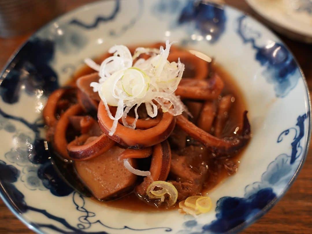 吉野七宝実さんのインスタグラム写真 - (吉野七宝実Instagram)「4月10日(日)にまた漁師飯会をすることになったよ〜！！  あさいさんと私が釣って来たお魚で渾身のご飯を振る舞わせて頂きます！  写真は前回の🐟  お腹いっぱいおいしいお魚を振る舞っちゃうよ〜！  カウンター席でソーシャルディスタンスも確保できてるのでご安心ください！  アルコール消毒と検温、そして食事中以外はマスクの着用にご協力お願いします😊  私とあさいさんの夫婦漫才のような会話も聞けて好評な漁師飯会です🙌  まだ空きもあるので遊びに来てね！  詳しくはストーリーのリンクから！  https://docs.google.com/forms/d/e/1FAIpQLSdZmq0-A8styAFW5UUNcWcvKUOG6QFOZoFRq6ZzwfV9MczRiA/viewform  #漁師飯」3月21日 16時41分 - shihomi0305