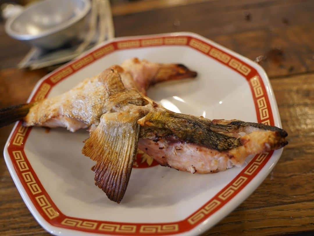 吉野七宝実さんのインスタグラム写真 - (吉野七宝実Instagram)「4月10日(日)にまた漁師飯会をすることになったよ〜！！  あさいさんと私が釣って来たお魚で渾身のご飯を振る舞わせて頂きます！  写真は前回の🐟  お腹いっぱいおいしいお魚を振る舞っちゃうよ〜！  カウンター席でソーシャルディスタンスも確保できてるのでご安心ください！  アルコール消毒と検温、そして食事中以外はマスクの着用にご協力お願いします😊  私とあさいさんの夫婦漫才のような会話も聞けて好評な漁師飯会です🙌  まだ空きもあるので遊びに来てね！  詳しくはストーリーのリンクから！  https://docs.google.com/forms/d/e/1FAIpQLSdZmq0-A8styAFW5UUNcWcvKUOG6QFOZoFRq6ZzwfV9MczRiA/viewform  #漁師飯」3月21日 16時41分 - shihomi0305