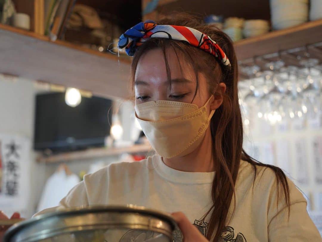 吉野七宝実さんのインスタグラム写真 - (吉野七宝実Instagram)「4月10日(日)にまた漁師飯会をすることになったよ〜！！  あさいさんと私が釣って来たお魚で渾身のご飯を振る舞わせて頂きます！  写真は前回の🐟  お腹いっぱいおいしいお魚を振る舞っちゃうよ〜！  カウンター席でソーシャルディスタンスも確保できてるのでご安心ください！  アルコール消毒と検温、そして食事中以外はマスクの着用にご協力お願いします😊  私とあさいさんの夫婦漫才のような会話も聞けて好評な漁師飯会です🙌  まだ空きもあるので遊びに来てね！  詳しくはストーリーのリンクから！  https://docs.google.com/forms/d/e/1FAIpQLSdZmq0-A8styAFW5UUNcWcvKUOG6QFOZoFRq6ZzwfV9MczRiA/viewform  #漁師飯」3月21日 16時41分 - shihomi0305