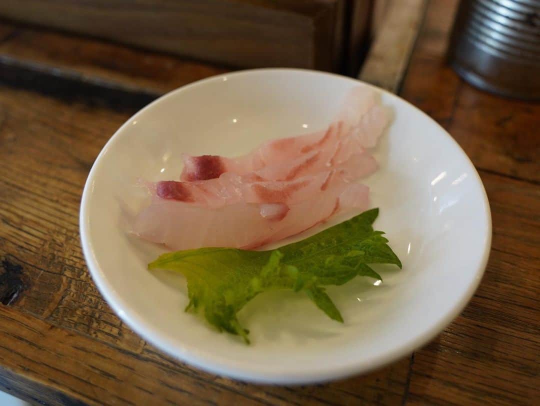 吉野七宝実さんのインスタグラム写真 - (吉野七宝実Instagram)「4月10日(日)にまた漁師飯会をすることになったよ〜！！  あさいさんと私が釣って来たお魚で渾身のご飯を振る舞わせて頂きます！  写真は前回の🐟  お腹いっぱいおいしいお魚を振る舞っちゃうよ〜！  カウンター席でソーシャルディスタンスも確保できてるのでご安心ください！  アルコール消毒と検温、そして食事中以外はマスクの着用にご協力お願いします😊  私とあさいさんの夫婦漫才のような会話も聞けて好評な漁師飯会です🙌  まだ空きもあるので遊びに来てね！  詳しくはストーリーのリンクから！  https://docs.google.com/forms/d/e/1FAIpQLSdZmq0-A8styAFW5UUNcWcvKUOG6QFOZoFRq6ZzwfV9MczRiA/viewform  #漁師飯」3月21日 16時41分 - shihomi0305
