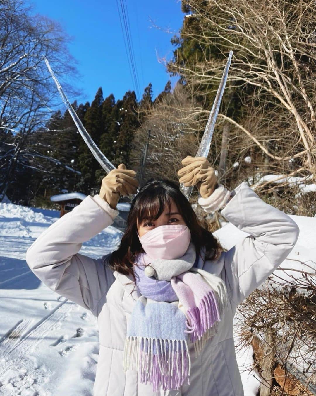 繁田美貴さんのインスタグラム写真 - (繁田美貴Instagram)「*＊ 霜柱があったらザクザク踏んで 新雪があったら手形・足跡をつけて ツララがあったら遊んじゃう。 一番好きな季節は“冬”な私ですが、 その“冬”を終わらせる“春”の訪れに 結局ウキウキしてしまう不思議🌱 東京でついに昨日、 桜の開花が発表されましたね🤗 #もしかしたら #一番好きな季節 は #春なのかもしれない。 #花粉 さえ飛んでいなければ。。 #冬の思い出 #ワタシが日本に住む理由」3月21日 17時38分 - handa_miki