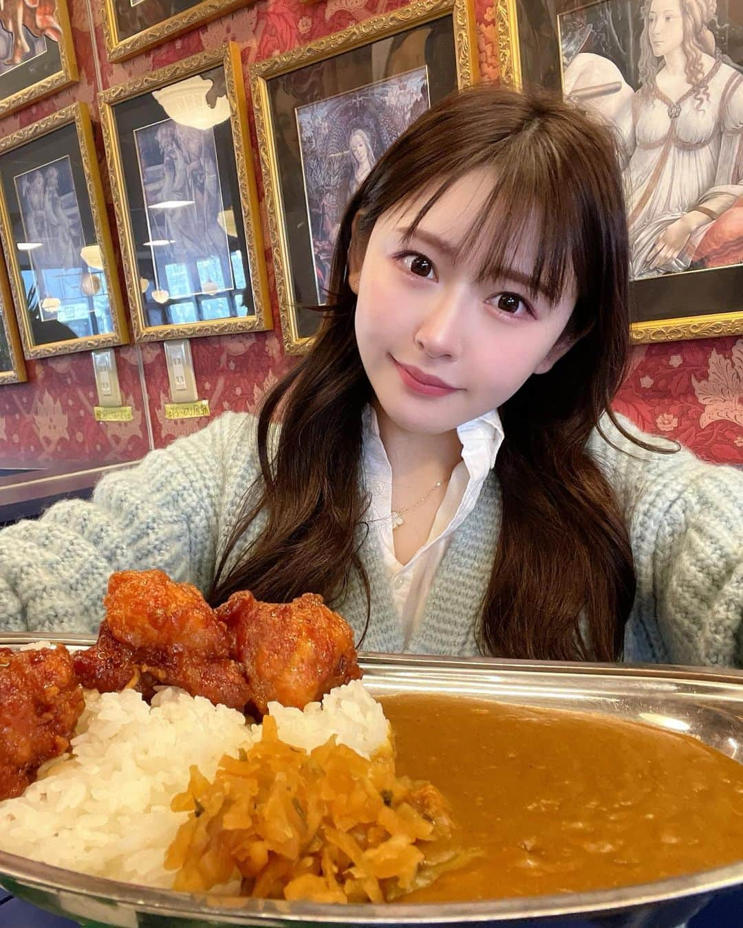 RINKAさんのインスタグラム写真 - (RINKAInstagram)「. チャイニーズチキンが 美味しすぎて食べすぎた🤡 . 人気No.1セットばくばく食べたよ🐷 カレーははじめてだったけど 美味しかったな🍛💓 . 帰ったら運動頑張るからおっけー . #ダイエットは明日から  #ラッキーピエロ#函館グルメ #函館ランチ#函館観光 #キャバ嬢 #キャバクラ#japanesegirl #韓国ファッション #kawaiigirl #kawaii #グラドル#グラビア#アイドル#谷間#すすきの#北新地#中州#むちむち#わがままボディ#hotasian#asianbabe#asiangirls#ニュークラ#インスタ美女#インスタ美人#美女#美人#癒し系女子」3月21日 18時10分 - rinka.716