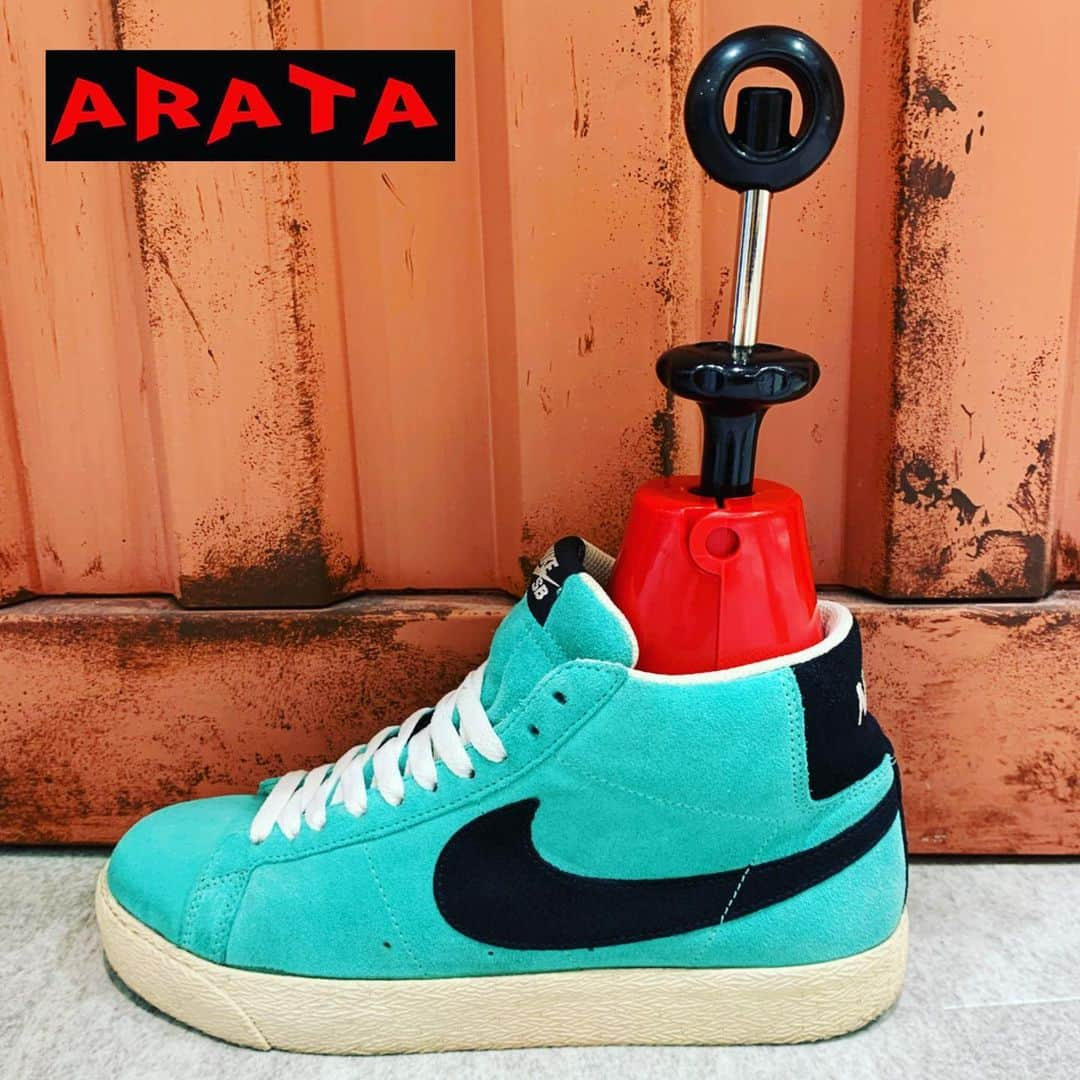 Sneaker At Randomさんのインスタグラム写真 - (Sneaker At RandomInstagram)「ARATA スニーカーストレッチャー👟🥾  サイズがきつい際に、革を伸ばしたり癖を付けることができます🔹🔸  使い方は簡単で、靴に装着しつま先やかかと部分を開いたまま保管するだけ💁‍♂️ ハンドルを回すと開閉する仕組みです。  表面は硬質ポリウレタン素材なので靴を傷つけません。  ハイカットにも対応できる形状のストレッチャーは珍しいので、お困りだった方は是非！  甲高幅広の方にもおすすめ👏 革靴にもご使用いただけます👞  右足と左足両方にフィットするように作られているので、１個で両足に対応可能です。  アトランダム通販サイト、楽天市場で販売中！  #nike#ナイキ#nikesb#blazer#ブレーザー#tiffany#ティファニー#スニーカー好き#スニーカーアトランダム#ジャンクヤード#スニーカー#スニーカー修理#修理職人#市川#本八幡#梅田#阪神梅田#心斎橋#高円寺#sneakeratrandom#sneaker#repair#arata#アラタ#stretcher#ストレッチャー#シューズストレッチャー#シューキーパー」3月21日 19時14分 - sneaker_at_random