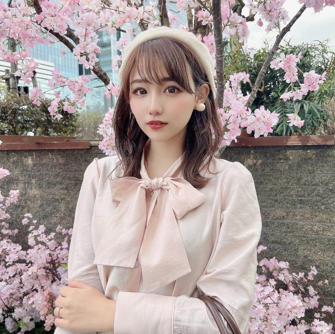 加藤里奈さんのインスタグラム写真 - (加藤里奈Instagram)「⋆ 🌸  今年は桜の開花が例年より早いらしい🌸  楽しみ🤭  #春 #春服 #スプリングコーデ #桜 #桜並木 #桜並木道 #桜ピンク #桜写真 #スプリングコーデ #ブラウス #リボンブラウス #さくら #さくら🌸」3月21日 20時32分 - katoco0326