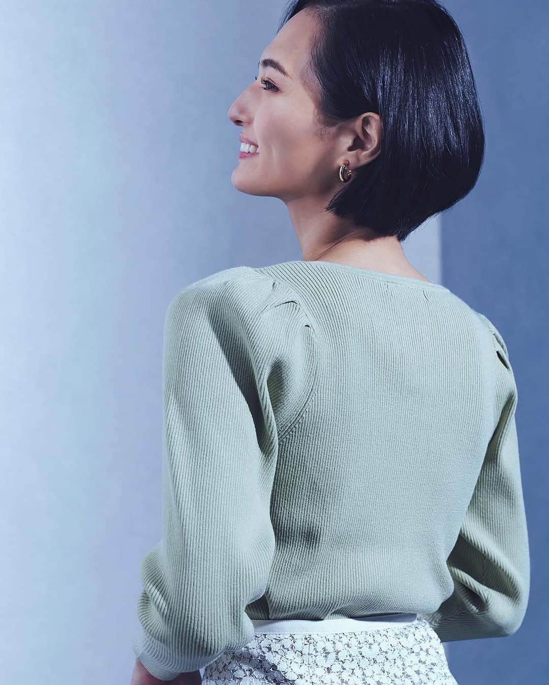 山賀琴子さんのインスタグラム写真 - (山賀琴子Instagram)「@naturalbeautybasic_official  @wing.jp_official  Wing監修のカップ付きニット🌱  コンパクトなトップスを着る時に 下着のあたりや透け感が気になる…  カップ付きだと安心して着られて よりおしゃれを楽しめる☺️  毎日のことだからこそ、 “ラク”とは違う“諦めない”ための服、 働く女性のミカタ服💛  #私のミカタ#NBBとwing #NATURALBEAUTYBASIC #NBB#wing#pr#fashion」3月21日 20時54分 - kotokoyamaga