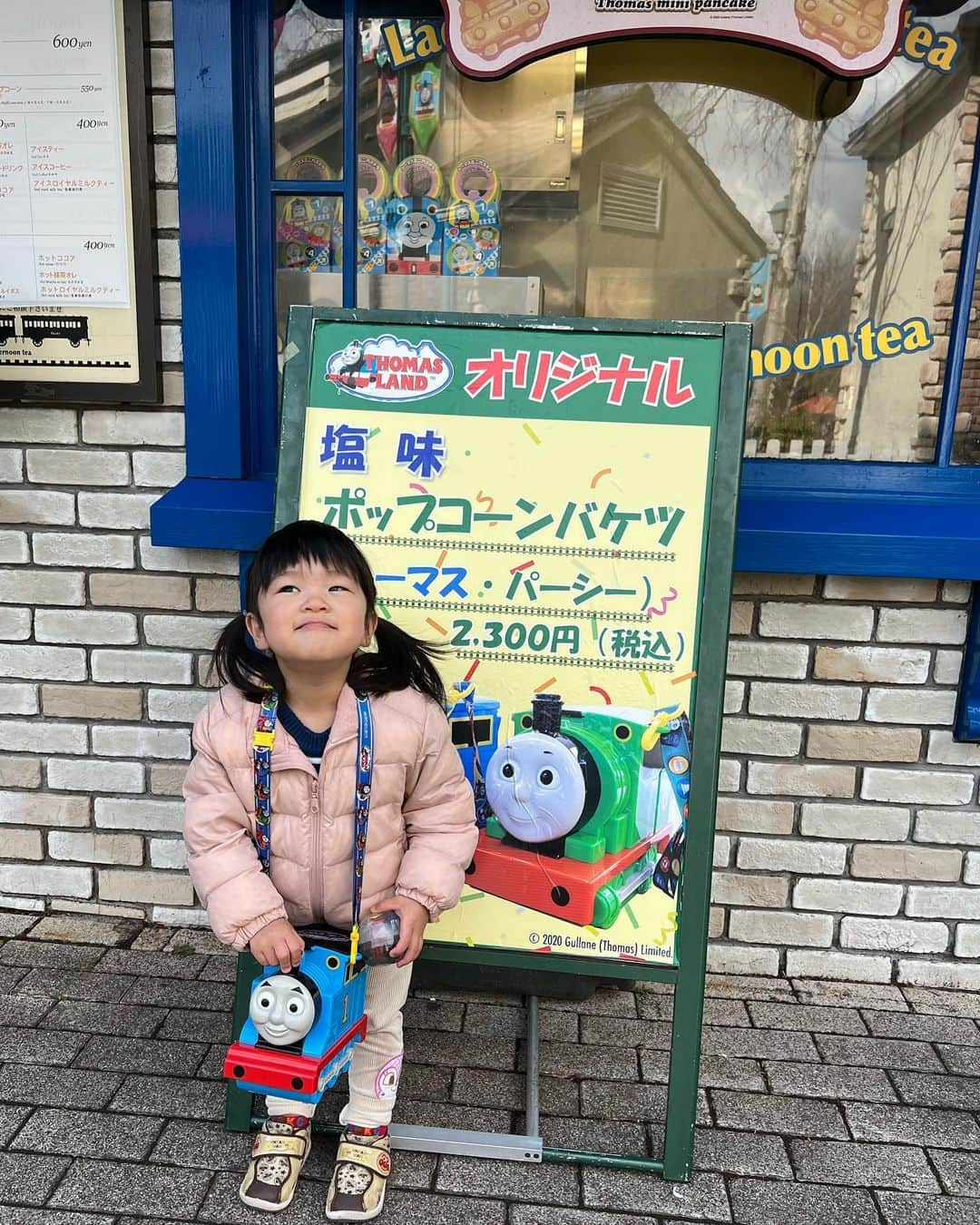 庄司ゆうこさんのインスタグラム写真 - (庄司ゆうこInstagram)「富士急ハイランドにあるトーマスランドへ🤗トーマスブームのももちゃんは着いた瞬間大興奮🤣 パーシーやジェイムスやアシュマン？など私は全く分からないんだけど、ももちゃんは全部把握していてマニアックな名前まで言って教えてくれました🤣乗り物も怖がらずたくさん乗ってたっぷり楽しめました(^^) 最後に2300円のポップコーン買わされたけど😂笑 トーマス機関車に乗って、到着した場所がお土産コーナーだったりと何かしら誘惑多くて大変でした🤣 次はトーマスホテルも行ってみたいな🤗 予約1年待ちみたいだけど、、😂 #トーマスランド#富士急ハイランド#機関車トーマス #ハロルド#山梨#富士山#2歳11ヶ月#トーマス#トーマス大好き#ももちゃん#家族旅行」3月21日 22時39分 - yuko.shoji