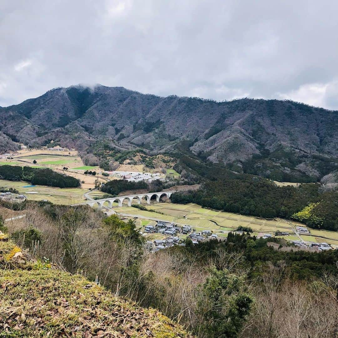 外村久美子さんのインスタグラム写真 - (外村久美子Instagram)「・ 天空の城🏯竹田城跡 理想と現実。シーズンでもなんでもない、むしろ桜の季節も来週あたりからとゆー小雨の降る中訪れた竹田城跡。 中から見る石垣も遠く離れた立雲峡から見る外からの竹田城跡も雲海の中でもなんでもなかったけれど😅こんな高台にこんな立派な石垣を構築したのがなんにもないだろう何百年も前なんてただただ奥深く、いろんな歴史が刻まれている。秀吉が立雲峡から竹田城を眺めていたとか👦🏻 歴史っておもしろい。らしい笑」3月21日 23時00分 - kummy153