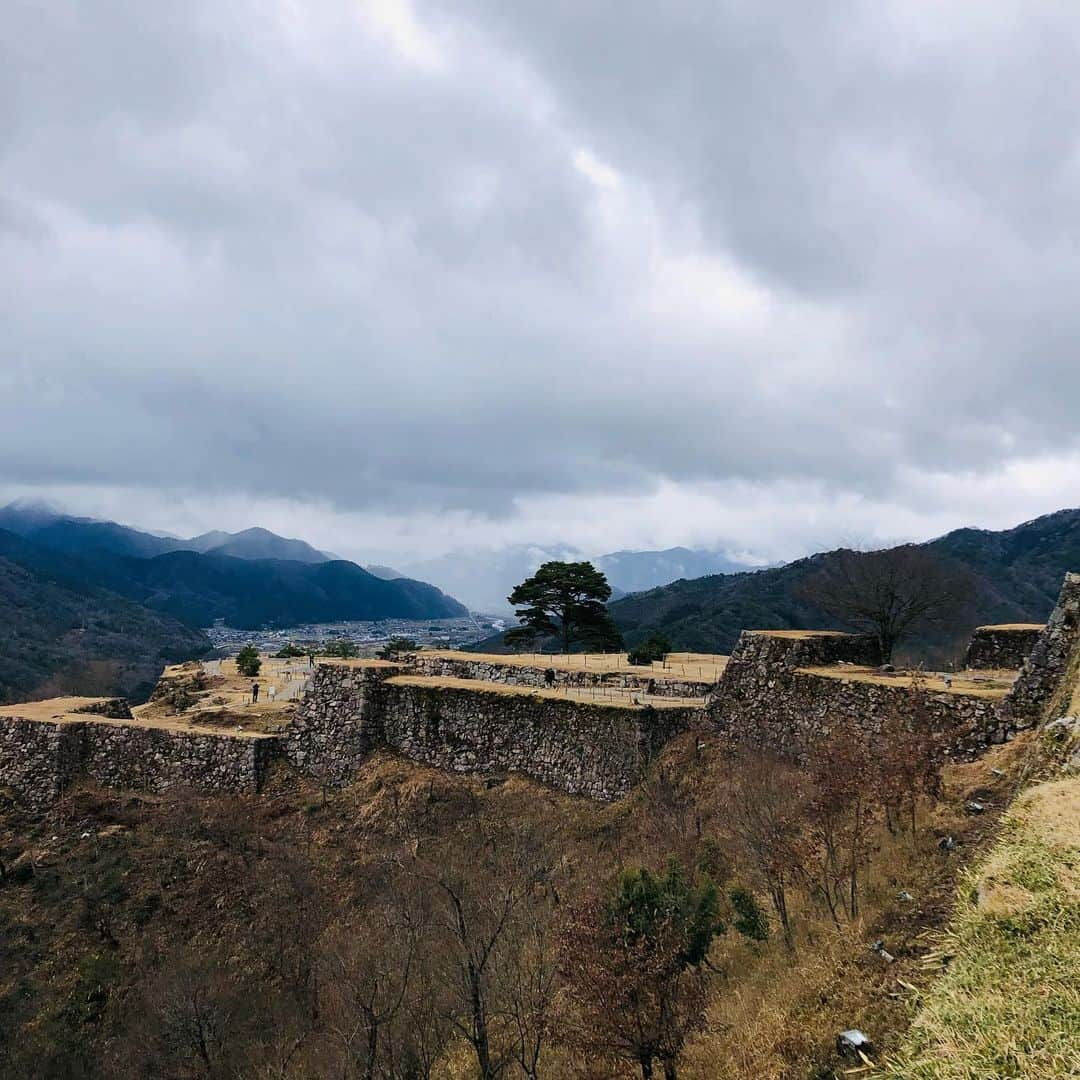 外村久美子さんのインスタグラム写真 - (外村久美子Instagram)「・ 天空の城🏯竹田城跡 理想と現実。シーズンでもなんでもない、むしろ桜の季節も来週あたりからとゆー小雨の降る中訪れた竹田城跡。 中から見る石垣も遠く離れた立雲峡から見る外からの竹田城跡も雲海の中でもなんでもなかったけれど😅こんな高台にこんな立派な石垣を構築したのがなんにもないだろう何百年も前なんてただただ奥深く、いろんな歴史が刻まれている。秀吉が立雲峡から竹田城を眺めていたとか👦🏻 歴史っておもしろい。らしい笑」3月21日 23時00分 - kummy153