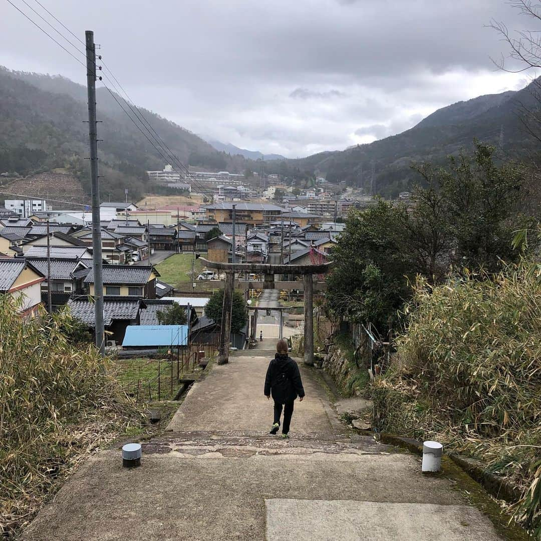 外村久美子さんのインスタグラム写真 - (外村久美子Instagram)「・ 天空の城🏯竹田城跡 理想と現実。シーズンでもなんでもない、むしろ桜の季節も来週あたりからとゆー小雨の降る中訪れた竹田城跡。 中から見る石垣も遠く離れた立雲峡から見る外からの竹田城跡も雲海の中でもなんでもなかったけれど😅こんな高台にこんな立派な石垣を構築したのがなんにもないだろう何百年も前なんてただただ奥深く、いろんな歴史が刻まれている。秀吉が立雲峡から竹田城を眺めていたとか👦🏻 歴史っておもしろい。らしい笑」3月21日 23時00分 - kummy153