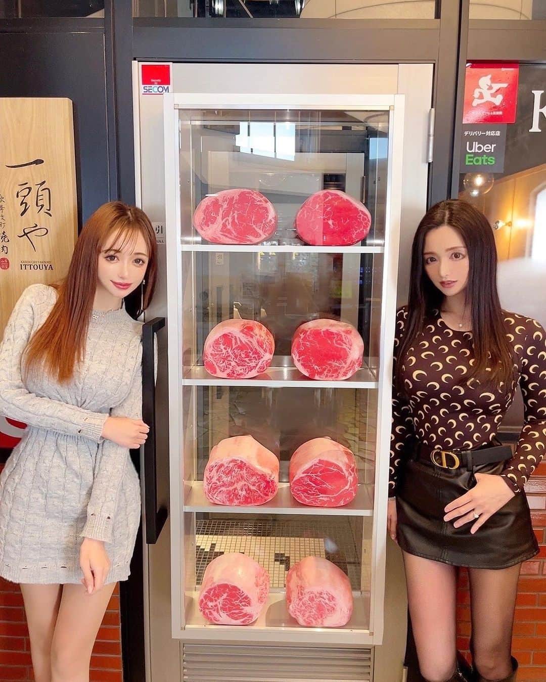 真優川咲さんのインスタグラム写真 - (真優川咲Instagram)「#🥩#🐂#👯‍♀️#🥂 ✨  #美人妻 と#肉 と#酒 = #幸せ 💓 な#連休初日#dinner でした🤗🍽✨  大好きな #一頭や " 【 @kabukichoyakiniku_ittouya 】の #完全個室 で人目を気にする事なく✨ #美味しすぎるお料理 と#美女 を堪能させて頂きました🥰👏💕  もう何回リピートしてるか分からない程 ここの#生とろレバー と#特選厚切りタン塩 と #冷麺 〆が大好きで密かに通ってます🤫💕  朝の5時までやっててこの立地で🌃 このクオリティは他には無いと思ふ🧐⭐️⭐️⭐️  居心地の良さあまり予定解散時刻より大幅にオーバー して語り尽くしてしまいました🎵😋😚  @kagomika みかちゃんはね、私の 数少ない#同年代 の貴重なお友達の1人で🐯 こんなに#美人 で#スタイル抜群なのに #二児のママ  だなんて本当に世の女性の勇気と希望なのよ🗽✨  ミカ氏と話してたらまぁ、悩みなんて悩みじゃないよね〜🥳っておそらく何話しても笑いに変えて最後はhappyに生きようぜってまとまる。毎回ww #ポジティブガール s🤝🐯w  前回、彼女がミカボディを隠す服装で現れた時に NO露出かよぉ😒😔🙎🏼‍♂️🙍🏼‍♀️🙎って 私が拗ねてたから..w  今回はこれでもかってくらいえっちえちな格好できてくれて👏🤤💕大満足。笑 (本当気が効くとゆうかできる女とゆうか優しいよねw) そんな光景に浸り✨お米片手に🍚美味しすぎる #お肉 達をお腹いっぱい食し大満足な夜でした🥩🤗  色んな意味でご馳走様でした 🥰👏💕　　完。 #肉 #Love #happy #friends  #肉食女子  #肉食系女子  #咲グルメ💋」3月21日 23時49分 - saki_411