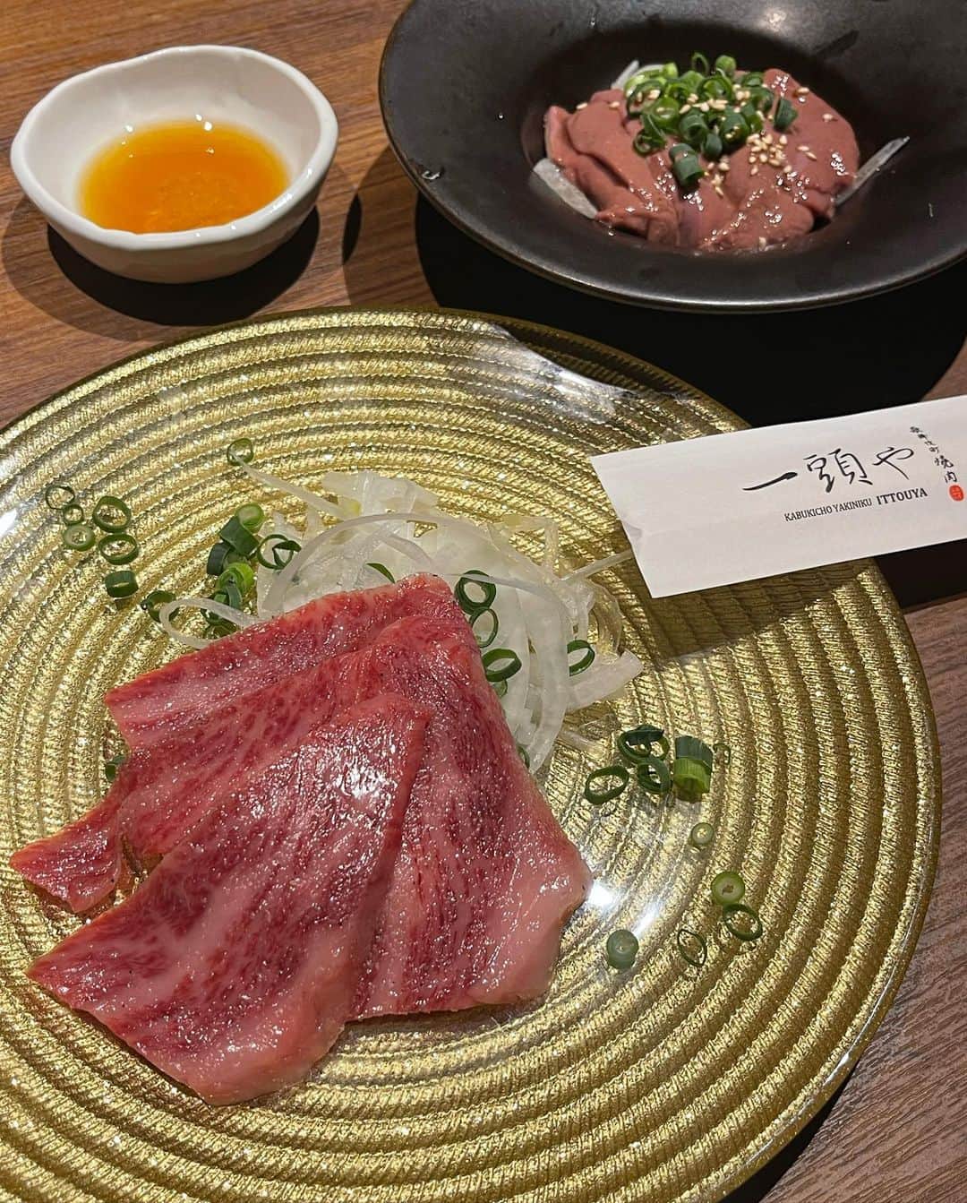 真優川咲さんのインスタグラム写真 - (真優川咲Instagram)「#🥩#🐂#👯‍♀️#🥂 ✨  #美人妻 と#肉 と#酒 = #幸せ 💓 な#連休初日#dinner でした🤗🍽✨  大好きな #一頭や " 【 @kabukichoyakiniku_ittouya 】の #完全個室 で人目を気にする事なく✨ #美味しすぎるお料理 と#美女 を堪能させて頂きました🥰👏💕  もう何回リピートしてるか分からない程 ここの#生とろレバー と#特選厚切りタン塩 と #冷麺 〆が大好きで密かに通ってます🤫💕  朝の5時までやっててこの立地で🌃 このクオリティは他には無いと思ふ🧐⭐️⭐️⭐️  居心地の良さあまり予定解散時刻より大幅にオーバー して語り尽くしてしまいました🎵😋😚  @kagomika みかちゃんはね、私の 数少ない#同年代 の貴重なお友達の1人で🐯 こんなに#美人 で#スタイル抜群なのに #二児のママ  だなんて本当に世の女性の勇気と希望なのよ🗽✨  ミカ氏と話してたらまぁ、悩みなんて悩みじゃないよね〜🥳っておそらく何話しても笑いに変えて最後はhappyに生きようぜってまとまる。毎回ww #ポジティブガール s🤝🐯w  前回、彼女がミカボディを隠す服装で現れた時に NO露出かよぉ😒😔🙎🏼‍♂️🙍🏼‍♀️🙎って 私が拗ねてたから..w  今回はこれでもかってくらいえっちえちな格好できてくれて👏🤤💕大満足。笑 (本当気が効くとゆうかできる女とゆうか優しいよねw) そんな光景に浸り✨お米片手に🍚美味しすぎる #お肉 達をお腹いっぱい食し大満足な夜でした🥩🤗  色んな意味でご馳走様でした 🥰👏💕　　完。 #肉 #Love #happy #friends  #肉食女子  #肉食系女子  #咲グルメ💋」3月21日 23時49分 - saki_411