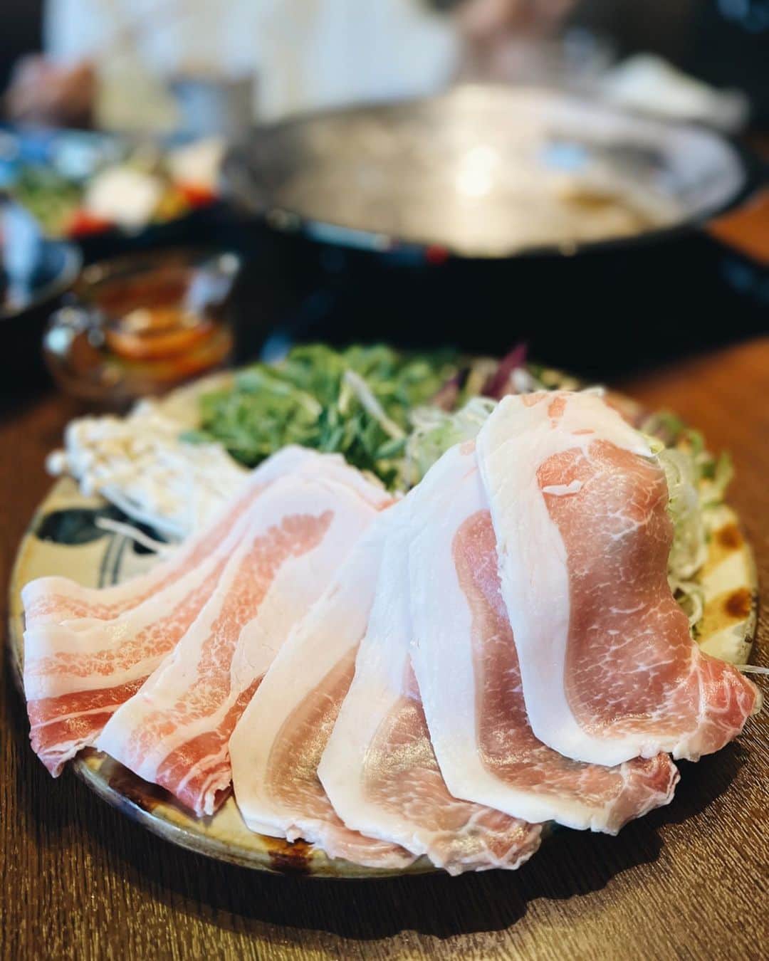 Risako Yamamotoさんのインスタグラム写真 - (Risako YamamotoInstagram)「沖縄で食べてみたかった、あぐー豚のしゃぶしゃぶ♡  ごまだれ付けて、美味しく頂きました☺︎ 夕方にサーターアンダギーを食べたので、歩いてお腹を空かせる作戦🕊🍋💙  #okinawa #trip #okinawatrip #沖縄」3月22日 0時39分 - risako_yamamoto
