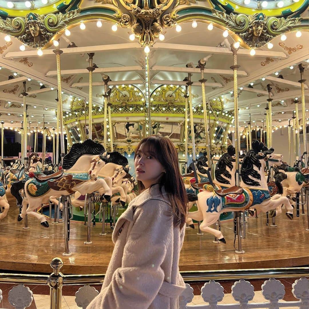 キム・セジョン（Gugudan SeMiNa）さんのインスタグラム写真 - (キム・セジョン（Gugudan SeMiNa）Instagram)「하리가 태무를 좋아하게 된 결정적 이유 ..?는  바로 저 말투와 성격   스무 살 넘게 먹은 성인이, 그것도 배울 건 다 배운 귀한 집 자제분께서(?)  세상에 없을법한 순수함과 맑음을  그 위치에서도 잃지 않고 아직 간직한 채  나에게 보내는 이 꾸준한 마음이  믿기지 않을 만큼 말도 안 되게 예뻐 보여서  눈빛과 태도 등 어느 하나 강요하려 하지 않고 천천히 나의 속도를 맞춰 기다려 주며 마음이 전달될 때에 행한 행동들에도  잠깐씩 넘치는 감정들 속 순수한 배려라는 게 느껴져서   태무가 정말 어린아이인 게 아닌  충분히 어른일 수 있는 상황에선 그 모습을 유지하면서도  나의 앞에서만큼은 그 서툰 어린 소년을 잃지 않아줘서   그 모습이 참 예뻐 보였다  덕분에 하리도 입술을 꾹 누르거나 깨무는 습관이 생겼다  물론 난감한 일이 하도 생겨 생겨난 버릇이지만  이후 감정을 누르거나 할 때에도 저 습관은 자꾸만 튀어나온다  #사내맞선  @sbsdrama.official  @netflixkr」3月22日 7時44分 - clean_0828