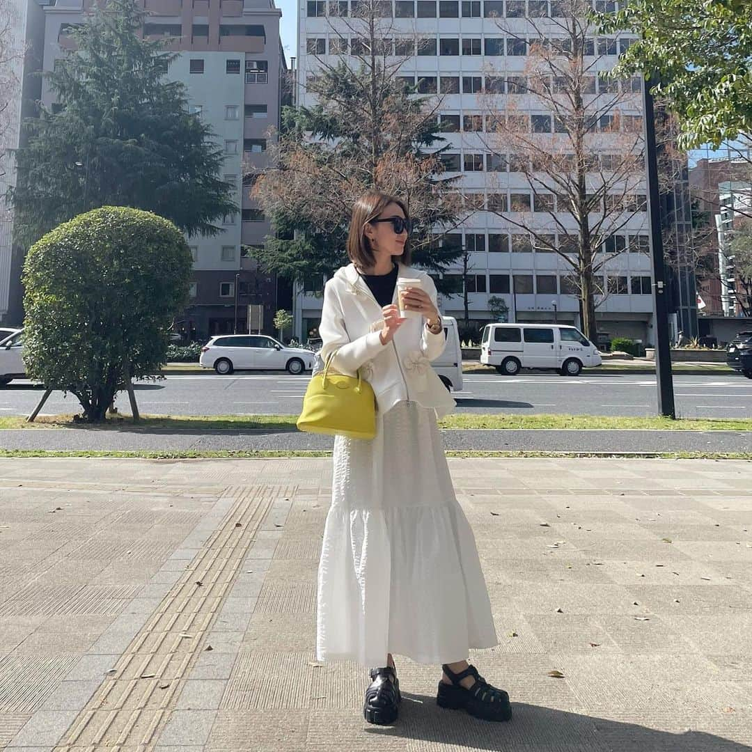 堀江直美さんのインスタグラム写真 - (堀江直美Instagram)「寒暖差がとっても激しいですね🕊  そんな時、活躍してくれるのがパーカー🌼 @chesty_official のパーカーは360度シルエットもディテールも完璧✨ 素材感もフワフワ気持ち良いんです🐰  お気に入りの新作スカートに合わせたよ〜🤍 @hiand_official   #HIAND#コーディネート#スカートコーデ#巻き髪#chesty#チェスティ#ワントーンコーデ#prada#プラダ#hermes#hermeslover#ライム#エルメスライム#bolide27#bolide#hnhiand」3月22日 10時28分 - naomiiiiiiiiiiii