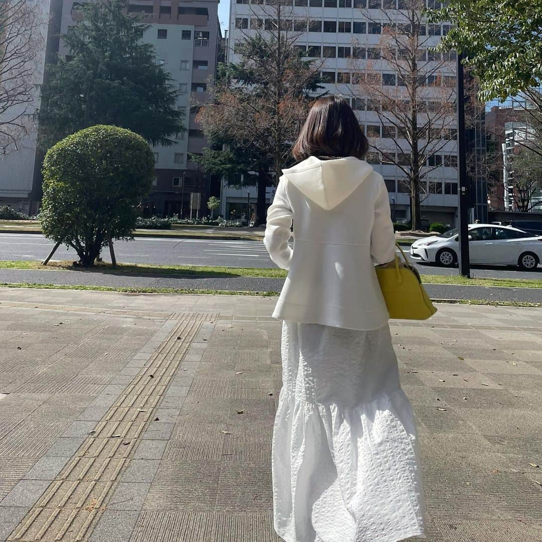 堀江直美さんのインスタグラム写真 - (堀江直美Instagram)「寒暖差がとっても激しいですね🕊  そんな時、活躍してくれるのがパーカー🌼 @chesty_official のパーカーは360度シルエットもディテールも完璧✨ 素材感もフワフワ気持ち良いんです🐰  お気に入りの新作スカートに合わせたよ〜🤍 @hiand_official   #HIAND#コーディネート#スカートコーデ#巻き髪#chesty#チェスティ#ワントーンコーデ#prada#プラダ#hermes#hermeslover#ライム#エルメスライム#bolide27#bolide#hnhiand」3月22日 10時28分 - naomiiiiiiiiiiii