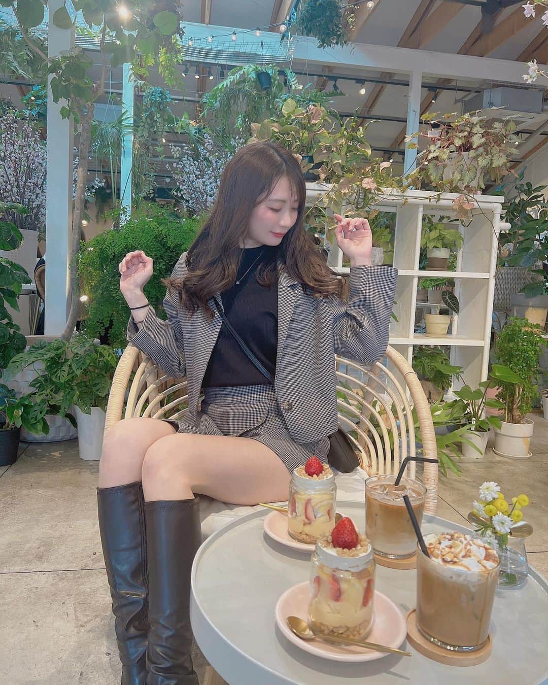 塩崎莉乃さんのインスタグラム写真 - (塩崎莉乃Instagram)「. ほんんんまに手のゴムミスってる🥱 #映え空間 . . . . . . . . .」3月22日 13時03分 - riinon