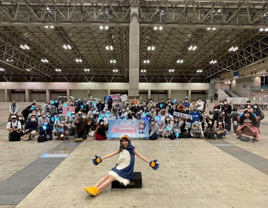 大場美奈さんのインスタグラム写真 - (大場美奈Instagram)「🐧 ついに関東のトーク会 全部終えましたっ🌷 　 AKB時代から通い始めて 12年くらいかな？ 土日はほぼ握手会でしたね みんなの休日、祝日は 決まって握手会だったね 東京、幕張、横浜って 関東もいろんなところで みんなと会ったね。 おかげでいろんな方たちに 出会えました😌💛 　 もう幕張メッセに なかなか行かなくなるなんて なんだか不思議な気分。 　 今までわたしに会いに 来てくれたみんなには "ありがとう"って伝えたい。 　 楽しいこともつらいことも いろいろあったけど 全部いまでは良き思い出！ ありがとう😊💫 　 残すは4月9日の ポートメッセなごやです👋🏻」3月22日 14時19分 - obamina__43