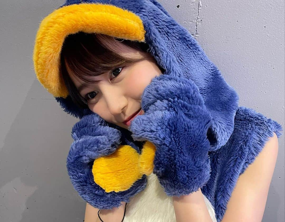 大場美奈さんのインスタグラム写真 - (大場美奈Instagram)「🐧 ついに関東のトーク会 全部終えましたっ🌷 　 AKB時代から通い始めて 12年くらいかな？ 土日はほぼ握手会でしたね みんなの休日、祝日は 決まって握手会だったね 東京、幕張、横浜って 関東もいろんなところで みんなと会ったね。 おかげでいろんな方たちに 出会えました😌💛 　 もう幕張メッセに なかなか行かなくなるなんて なんだか不思議な気分。 　 今までわたしに会いに 来てくれたみんなには "ありがとう"って伝えたい。 　 楽しいこともつらいことも いろいろあったけど 全部いまでは良き思い出！ ありがとう😊💫 　 残すは4月9日の ポートメッセなごやです👋🏻」3月22日 14時19分 - obamina__43