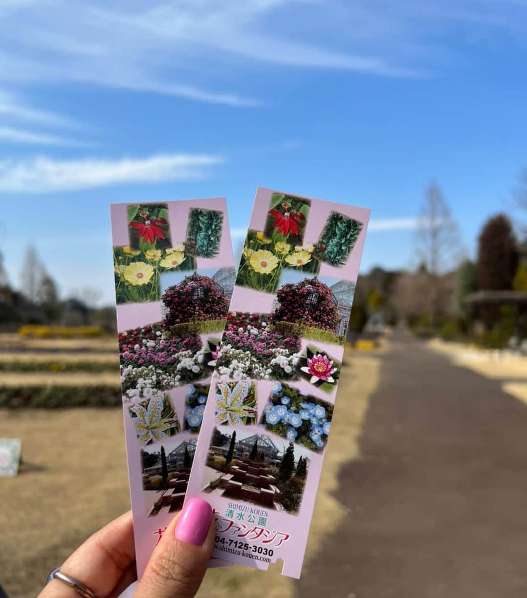 クロさんのインスタグラム写真 - (クロInstagram)「先日親子で清水公園 @shimizukouen  花ファンタジアへ行ってきました〜🤟🏽💕💕  とっても良いお天気で様々なお花を見てお勉強したり、駆け回ってはしゃいだり♫∗ ︎*ﾟ  3月にできたばかりの「caféるぴなす」では、名物のバブルワッフルを食べて楽しみました〜🌛✨✨ ひらけた広大な土地、優雅〜  自然が沁みました🌼🌹🌻🌸💐 他にも公園などあって、動物にエサをあげたりお馬さんに乗れたり、BBQもできたりアスレチックでよくきていた清水公園に娘と来られてハッピーでした〜 アクセスも電車からも歩けてグーです🤟🏽✨✨  #クロタニ #shimizukouen #清水公園 #花ファンタジア #お出かけ #supported #ミモザ #ツバキ #ちびクロコーデ #ちびクロdiary #クロリサコーデ #女の子ママ #3歳コーデ」3月22日 14時45分 - kuro_risa