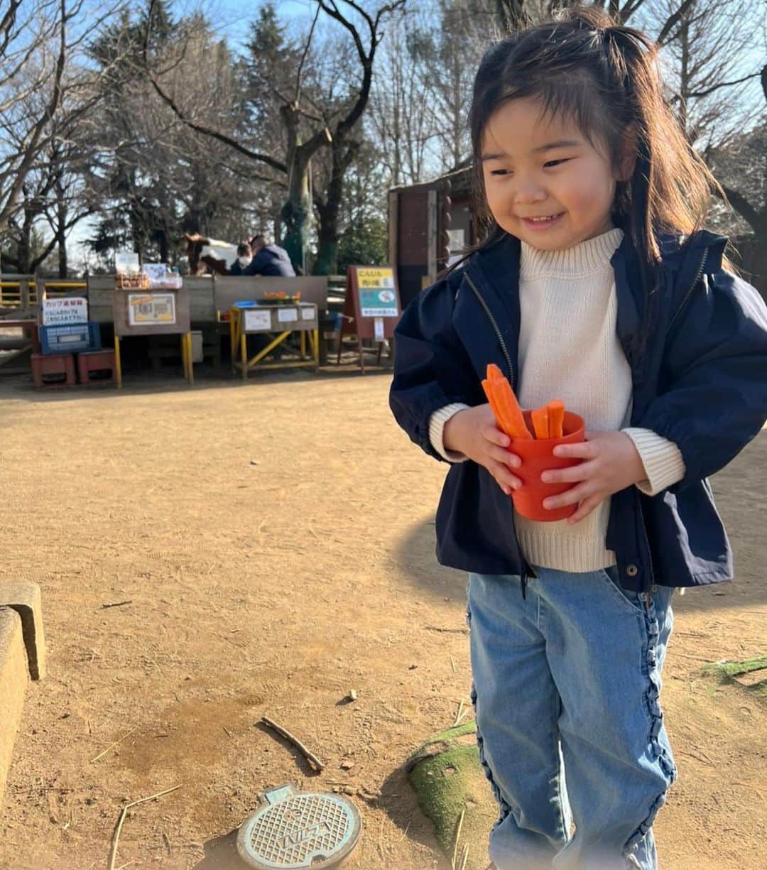 クロさんのインスタグラム写真 - (クロInstagram)「先日親子で清水公園 @shimizukouen  花ファンタジアへ行ってきました〜🤟🏽💕💕  とっても良いお天気で様々なお花を見てお勉強したり、駆け回ってはしゃいだり♫∗ ︎*ﾟ  3月にできたばかりの「caféるぴなす」では、名物のバブルワッフルを食べて楽しみました〜🌛✨✨ ひらけた広大な土地、優雅〜  自然が沁みました🌼🌹🌻🌸💐 他にも公園などあって、動物にエサをあげたりお馬さんに乗れたり、BBQもできたりアスレチックでよくきていた清水公園に娘と来られてハッピーでした〜 アクセスも電車からも歩けてグーです🤟🏽✨✨  #クロタニ #shimizukouen #清水公園 #花ファンタジア #お出かけ #supported #ミモザ #ツバキ #ちびクロコーデ #ちびクロdiary #クロリサコーデ #女の子ママ #3歳コーデ」3月22日 14時45分 - kuro_risa