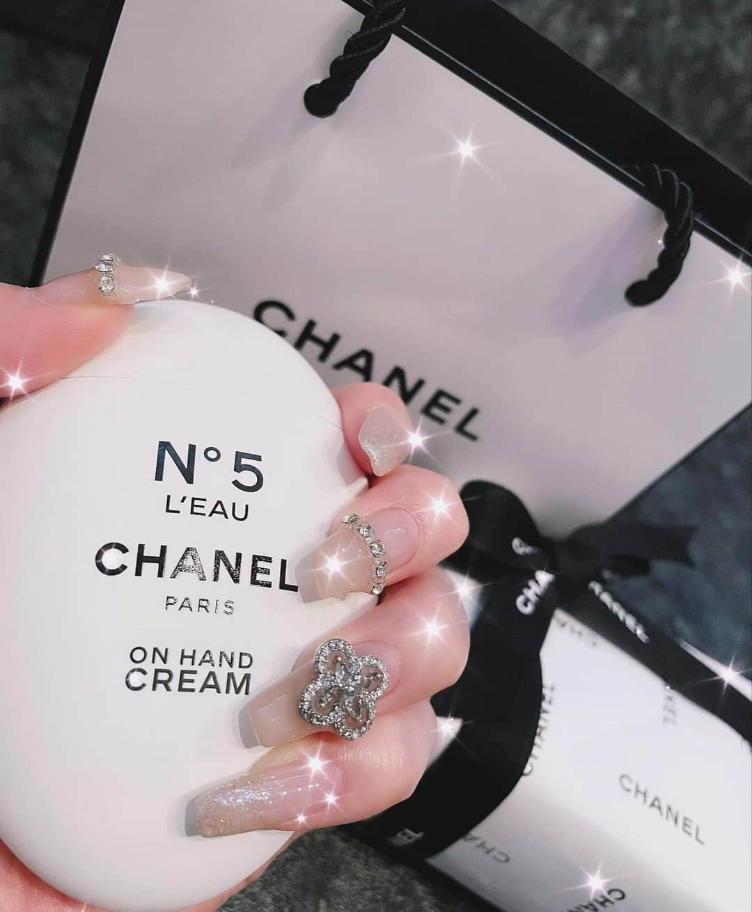 ほずにゃむさんのインスタグラム写真 - (ほずにゃむInstagram)「♡hand cream🌙🦋 プレゼントうれしい🥺♡すき . . #newnails💅  #ワンホンネイル @la_luna0624」3月22日 15時23分 - hozunyam0818