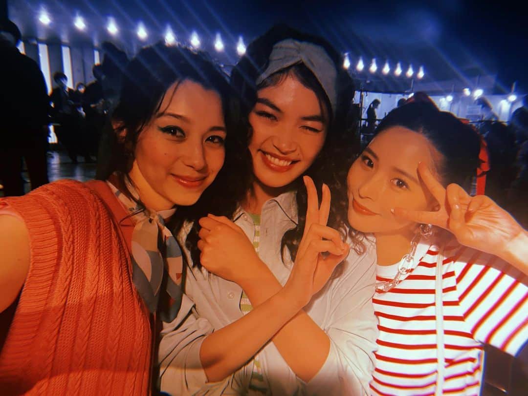 中条あやみさんのインスタグラム写真 - (中条あやみInstagram)「TGC ありがとうございました🍭  2年ぶりにみんなの顔をステージから見ることができて感動、、  バックステージではじまる前に 緊張するー！とかヒール高ーい！とか写真撮ろー！とか笑 わちゃわちゃするのも恒例行事です😋」3月22日 16時20分 - nakajo_ayami