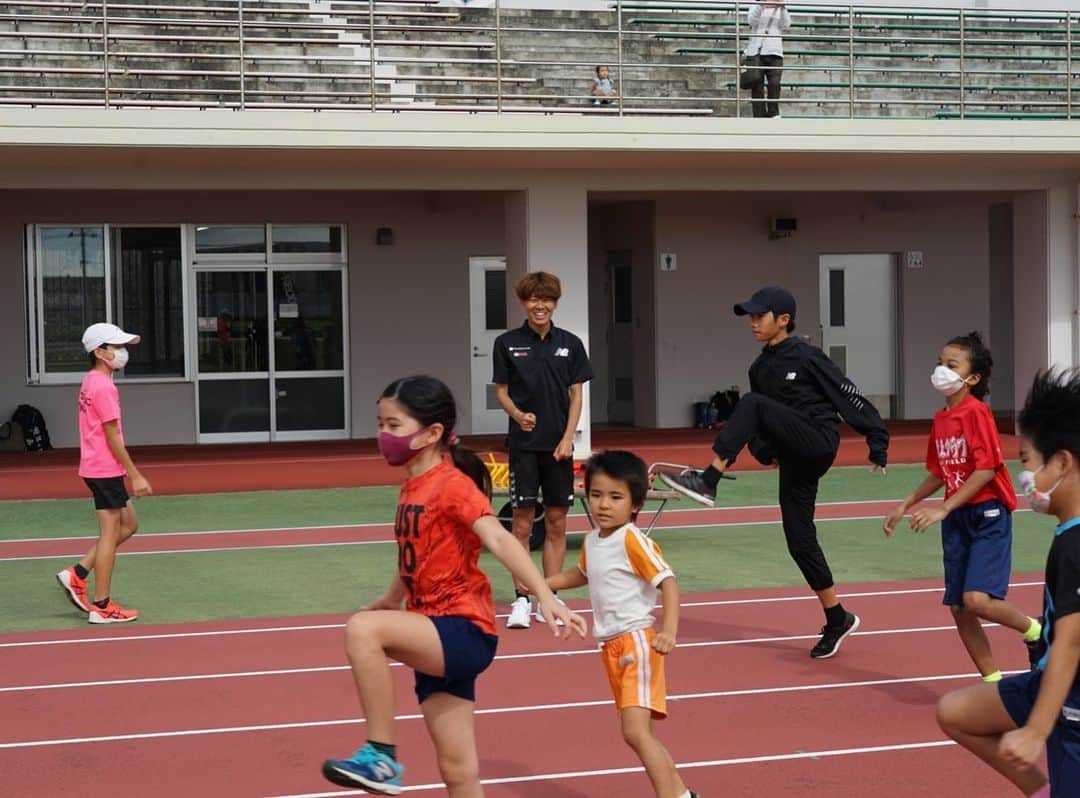 神野大地さんのインスタグラム写真 - (神野大地Instagram)「合宿中に宮古島市の小学生から高校生向けにランニング教室を行いました。  全国、世界各地をレースや合宿でまわっている中で、ただ走るだけではなく、少しでもその地域のためにできる事があればと思い開催させて頂きました。  子供達からはいつも純粋にランニングを楽しむことの大切さを思い出させられます。  開催にご協力頂いた宮古島市陸上競技協会の皆様にも感謝致します。  #宮古島市」3月22日 17時49分 - daichi_0913