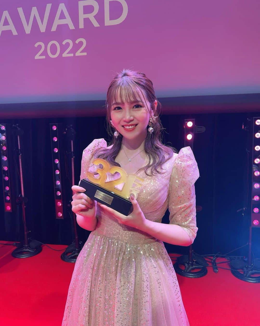 河内麻沙美さんのインスタグラム写真 - (河内麻沙美Instagram)「#321Award 🏆 ． ． 私の所属しているライバー事務所321の授賞式が行われました🥰✨ トップママライバーとして受賞させていただきました😊💓 ． サポートしてくれてる家族には本当にありがとうだし👨🏻👧🏻👦🏻💓 どんな時も支えてくれて一緒に前を見てくれているリスナーのみなさん、本当に感謝しかありません😌🍀 昨年の1月から配信を始めて、楽しいことだけではなく、辛いことも苦しいこともあったけど、それを乗り越えて今がある😌❤️ この賞をいただけた事、誇りに思います🥰✨ ありがとうございます🙇‍♀️💓 ． 来年も321Awardに出れるように、また頑張ろう☺️‼️ トップママライバーとしてまだまだ輝き続けるぞ✨✨ ． @321inc  #321#ライバー#pococha#pocochaライバー#ママ#ママライバー#ママトップライバー#２児のママ#アワード#授賞式#ドレス#トロフィー」3月22日 18時40分 - masamikouchi