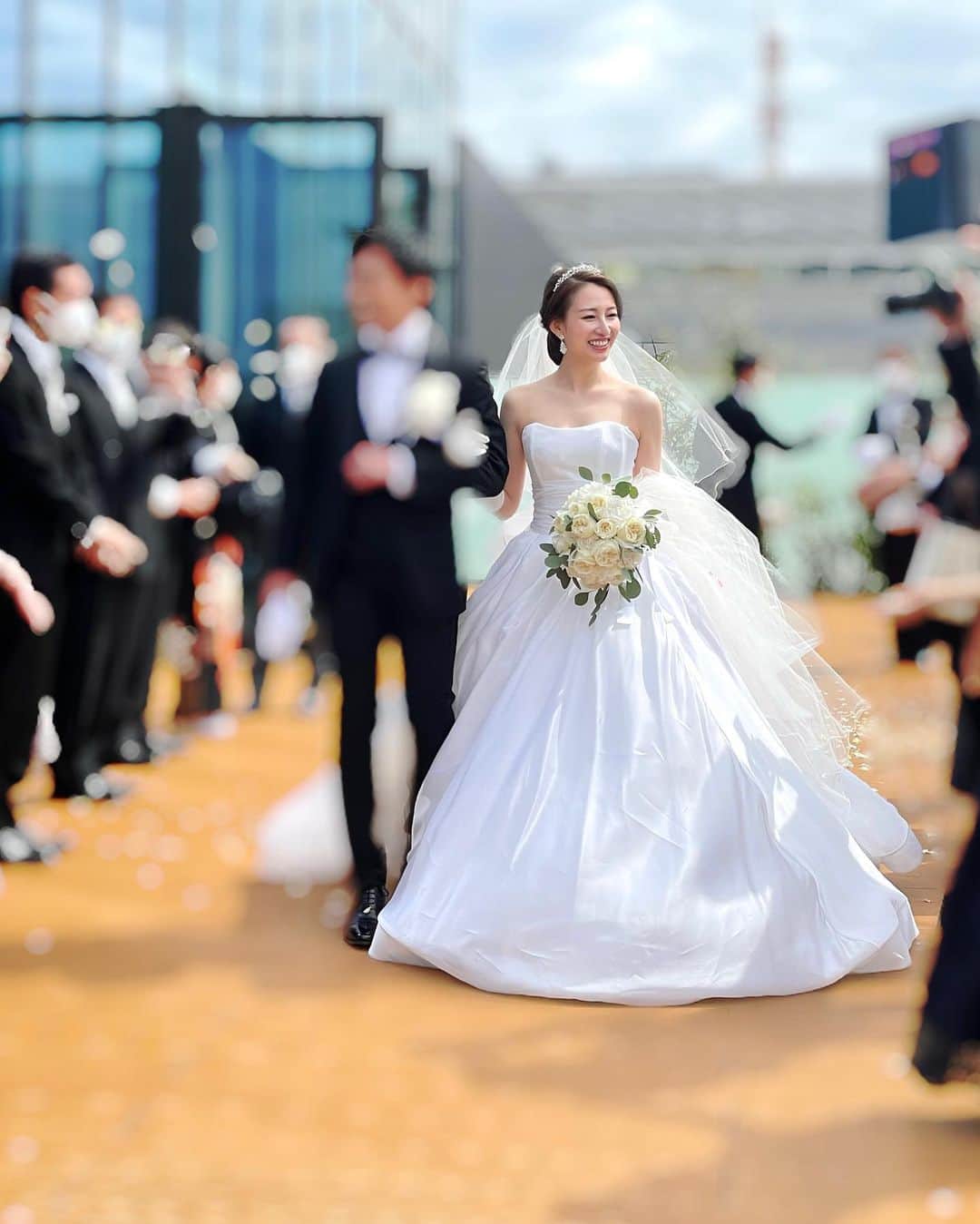 加藤瑠美さんのインスタグラム写真 - (加藤瑠美Instagram)「大好きな @shimodananaの結婚式💒 招待してもらって参列してきました✨  奈奈が本当に本当に本当に美しすぎて…！ バージンロードを歩いている姿が神々しくて 早々に泣いてしまった🥹  出会いは私が小学6年生の頃🎒 約20年も経つなんて… 奈奈とは事務所が一緒で 専属で出させてもらっていた雑誌も一緒だったので たくさんの思い出があります🎞 撮影でロスに行ったりイベントで歌って踊ったり 花火大会に行ったりレッスンに通ったり 奈奈のお家にお泊まりして「着信アリ」を見たり…！ ずっとずっと仲良くしてくれてありがとう💐  奈奈は外見が美しいのはもちろん、 内面も美しくて、努力家で、友達思いで、一生懸命で、 仕事熱心で、素直で、こんなに素敵な子がいるんだと 会うたびにいつも思うよ🫶  そんな奈奈が選んだ旦那様も本当に素敵で お互いが思い合っているのを感じて 心が温かくなったし幸せを分けてもらったな👼❤️  会場では中高生の頃にモデルをさせていただいていた ラブベリーの皆にも会えて同窓会気分も味わえて 久しぶりの友達にも会えて本当に楽しかった❣️  幸せな時間をありがとう💐 そして本当におめでとう🤵👰‍♀️💍 末永くお幸せに❤️  #wedding#happywedding#weddingphotography#weddingparty#結婚式#ラブベリー#ラブベリーナ#東京會舘」3月22日 18時41分 - katorubi