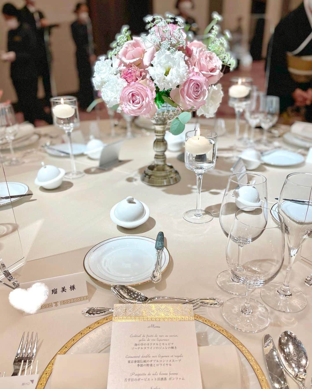 加藤瑠美さんのインスタグラム写真 - (加藤瑠美Instagram)「大好きな @shimodananaの結婚式💒 招待してもらって参列してきました✨  奈奈が本当に本当に本当に美しすぎて…！ バージンロードを歩いている姿が神々しくて 早々に泣いてしまった🥹  出会いは私が小学6年生の頃🎒 約20年も経つなんて… 奈奈とは事務所が一緒で 専属で出させてもらっていた雑誌も一緒だったので たくさんの思い出があります🎞 撮影でロスに行ったりイベントで歌って踊ったり 花火大会に行ったりレッスンに通ったり 奈奈のお家にお泊まりして「着信アリ」を見たり…！ ずっとずっと仲良くしてくれてありがとう💐  奈奈は外見が美しいのはもちろん、 内面も美しくて、努力家で、友達思いで、一生懸命で、 仕事熱心で、素直で、こんなに素敵な子がいるんだと 会うたびにいつも思うよ🫶  そんな奈奈が選んだ旦那様も本当に素敵で お互いが思い合っているのを感じて 心が温かくなったし幸せを分けてもらったな👼❤️  会場では中高生の頃にモデルをさせていただいていた ラブベリーの皆にも会えて同窓会気分も味わえて 久しぶりの友達にも会えて本当に楽しかった❣️  幸せな時間をありがとう💐 そして本当におめでとう🤵👰‍♀️💍 末永くお幸せに❤️  #wedding#happywedding#weddingphotography#weddingparty#結婚式#ラブベリー#ラブベリーナ#東京會舘」3月22日 18時41分 - katorubi