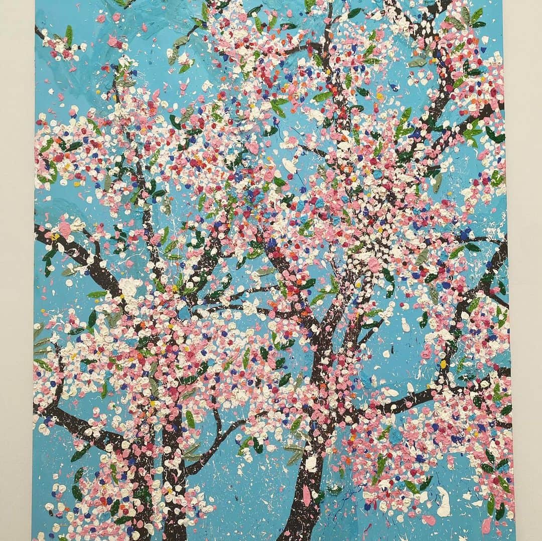 熊江琉唯さんのインスタグラム写真 - (熊江琉唯Instagram)「ダミアンハーストの桜展行けて良かった！  近くで見るのと遠くので見るのとじゃ全然違う 近くで見ると抽象的　遠くで見ると具体的　不思議な絵です  一つ一つの作品が大きくて、エネルギッシュで、まるで本物の桜を見上げるようで🌸お花見気分味わったかも（笑） エネルギーたくさんもらったな☺️  どの桜も綺麗なのでお気に入りの何枚かをインスタに載せます🌸🌟  #ダミアンハースト #桜 #ダミアンハースト桜 #美術館 #美術 #美術家 #現代アート #アート #art #🖼 #🎨 #🌸 #damienhirst」3月22日 18時52分 - ruikumae