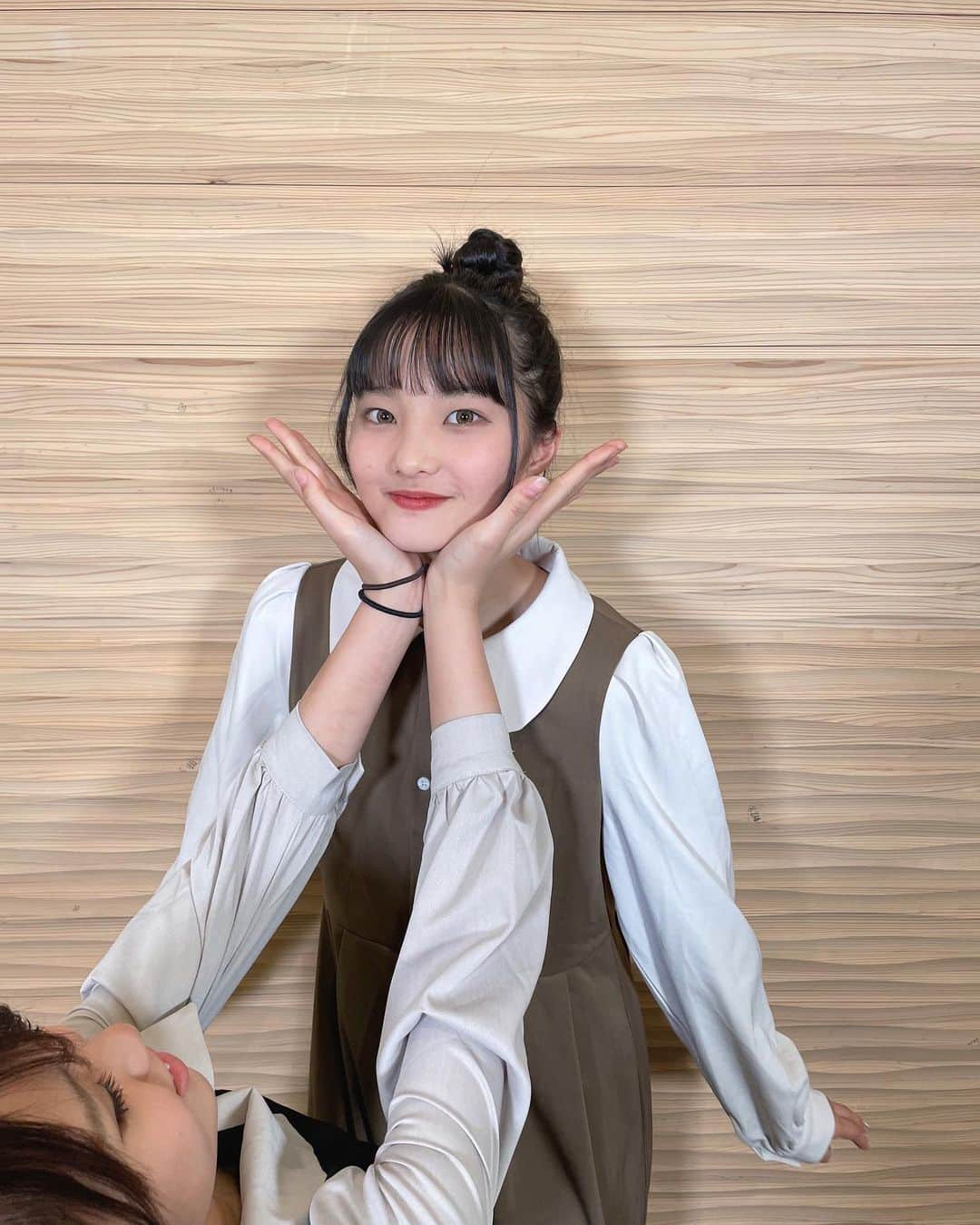 荻山こころさんのインスタグラム写真 - (荻山こころInstagram)「︎︎ みなつちゃんと〜♡‴ 似てるワンピースがあったからおそろコーデ風にっ！！  みなつアシスタントの様子も((っ🤫 #荻山こころ#こころ#毎日投稿#609日目#みなここ#めるぷち#おそろコーデ#双子コーデ」3月22日 19時07分 - ogiyama_kokoro