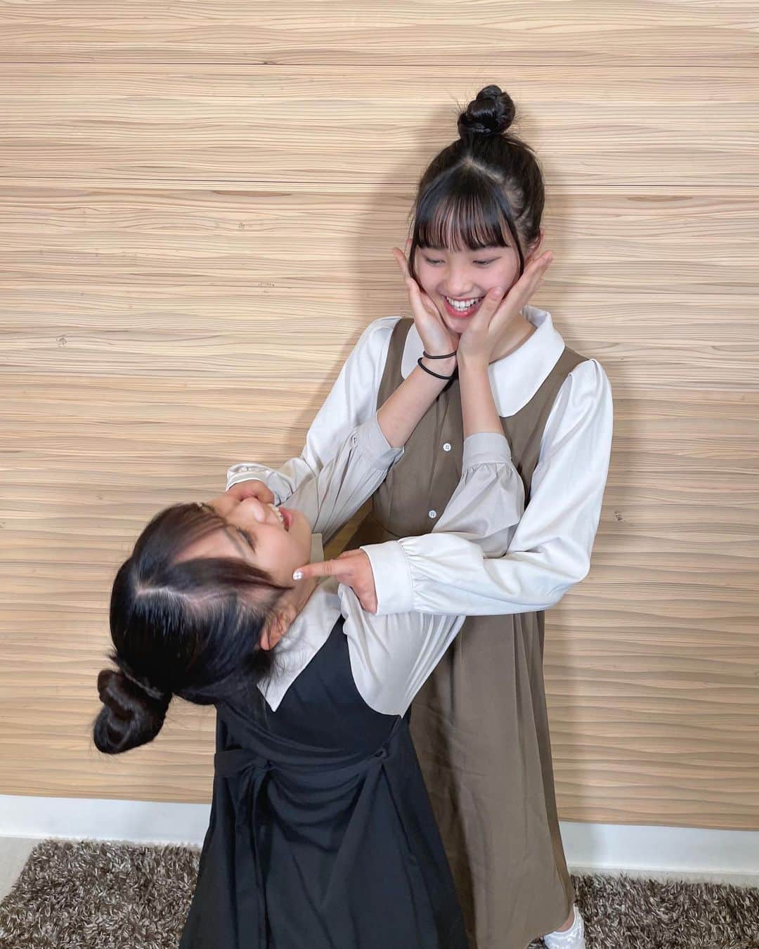 荻山こころさんのインスタグラム写真 - (荻山こころInstagram)「︎︎ みなつちゃんと〜♡‴ 似てるワンピースがあったからおそろコーデ風にっ！！  みなつアシスタントの様子も((っ🤫 #荻山こころ#こころ#毎日投稿#609日目#みなここ#めるぷち#おそろコーデ#双子コーデ」3月22日 19時07分 - ogiyama_kokoro