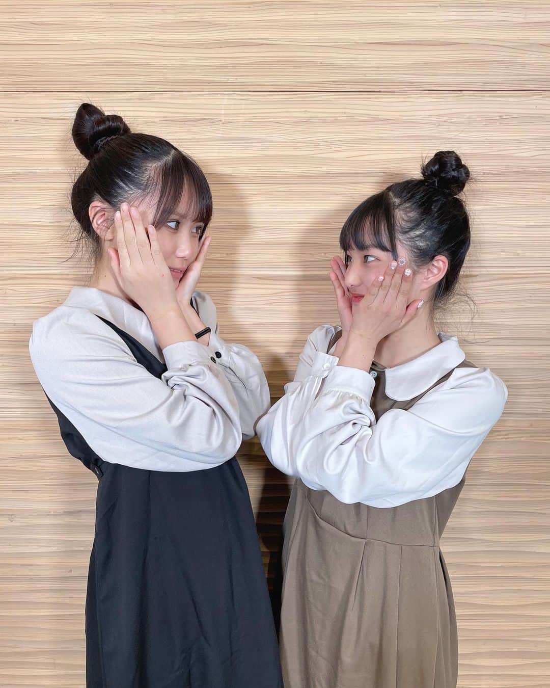 荻山こころさんのインスタグラム写真 - (荻山こころInstagram)「︎︎ みなつちゃんと〜♡‴ 似てるワンピースがあったからおそろコーデ風にっ！！  みなつアシスタントの様子も((っ🤫 #荻山こころ#こころ#毎日投稿#609日目#みなここ#めるぷち#おそろコーデ#双子コーデ」3月22日 19時07分 - ogiyama_kokoro