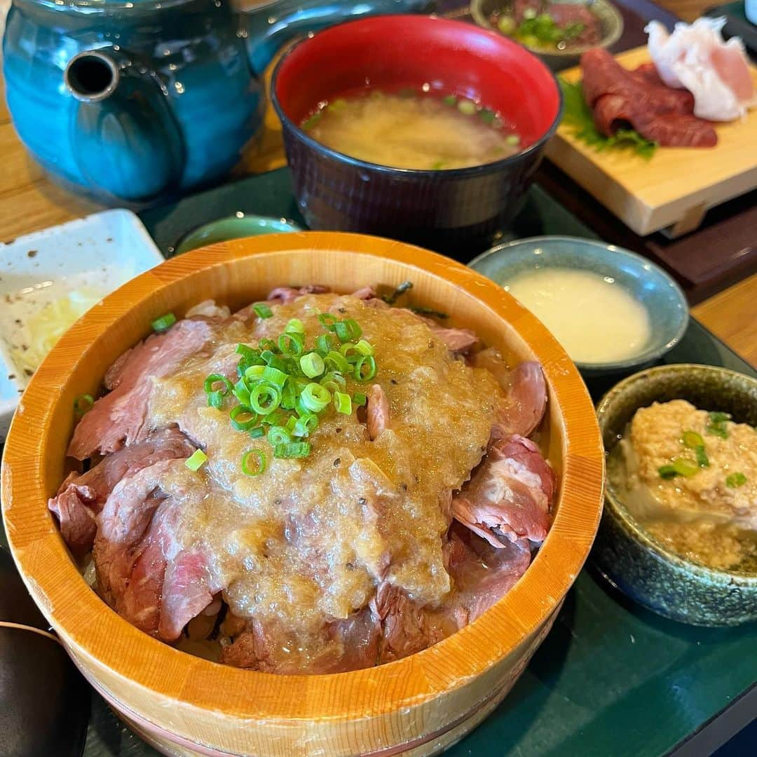 ウルフさんのインスタグラム写真 - (ウルフInstagram)「【#御徒町　大衆肉割烹108食堂】 ⁡ サガリ肉を使った欲張りひつまぶし！🐺 ⁡ 竹の櫃(ひつ)  1,650円(税込) ⁡ 御徒町駅から徒歩1分にある大衆肉割烹108 @okachi108shokudo  はコスパよくひつまぶしが食べれると話題のお店！ ⁡ 今回、梅と迷ってお造りが付いてくる竹を注文！ おひつの上に乗ったお肉を最初にそのまま食べて、お好みでとろろや出汁をかけて食べる！ ⁡ 牛のサガリを使用しててしつこくなくてさっぱり！ただ肉の量がちょっと寂しく、3パターンで食べるとなるとどうしてもボリュームが寂しい感じ ⁡ 竹にするとお造りとサガリユッケが 個人的にお造りはつけなくてもいいかな 特にユッケ味が濃すぎる、、、 ⁡ ごはんと合う感じでもなく、あと醤油が微妙 甘口にした方がいいかなと🤔 酸味が気になった ⁡ ただ、1,650円でいろんなアレンジやお造りもつくとなると満足感はある！ ⁡ あと、出汁があまりにも味なくて改善してほしい！ ⁡ ごちそうさまでした🐺 ⁡ ※美味しさ、映え、コスパの評価は注文した商品だけの個人的な評価になります。 ⁡ コロナの影響で営業時間や提供商品が異なる場合があるので、お店に電話などで確認してね！ ⁡ 何か質問や感想あればコメント、DMお待ちしてます😚 ⁡ また、ウルフを見て食べたら投稿やストーリーでタグ付けで知らせてくれると喜びます😚 いいねやコメントしにいくのでぜひ教えてね🥺 ⁡ 🚃市ヶ谷駅から徒歩5分 💺48席ほど 📍東京都千代田区四番町5-9  ⏰ 8:00 OPEN 〜 22:00 CLOSE (21:00 L.O.) ⁡ メニュー 8:00～10:45(L.O.)　：モーニングメニュー 11:30～CLOSE　　 ：ランチメニュー 日曜営業 定休日 ⁡ 無休（正月休み） ⁡ #御徒町グルメ #御徒町ランチ #御徒町カフェ」3月22日 19時35分 - wolf.0313