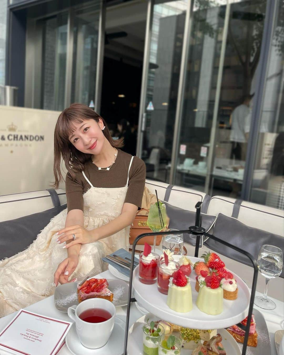 水野佐彩さんのインスタグラム写真 - (水野佐彩Instagram)「・ 🍓🍓🍓🍓🍓🍓 大好きなマーサーのアフタヌーンティー🫖 苺のフレンチトースト とっても美味しかった🍓💕  ゆいさんとありさと🥰🌸 楽しすぎて 本当に一瞬だった😂❤️w 先週もマーサーのフレンチトーストを 一緒に食べに行ってましたが😂🍞笑♡ 早くまたランチしたい♡  #153cmコーデ #おちびコーデ #おちびの輪 #Sサイズコーデ #ままコーデ #ママコーデ #ママライフ #2020年ベビー #女の子ママ #女の子ベビー #ブルベ夏 #ブルベ #ブルベサマー #ソフトエレガント #ウェーブ #骨格診断ウェーブ #2歳女の子 #2歳女の子ママ #アフタヌーンティー #ストロベリーアフタヌーンティー #マーサーブランチ #キラリトギンザ #銀座アフタヌーンティー #銀座ランチ」3月22日 19時51分 - saaya_mizuno