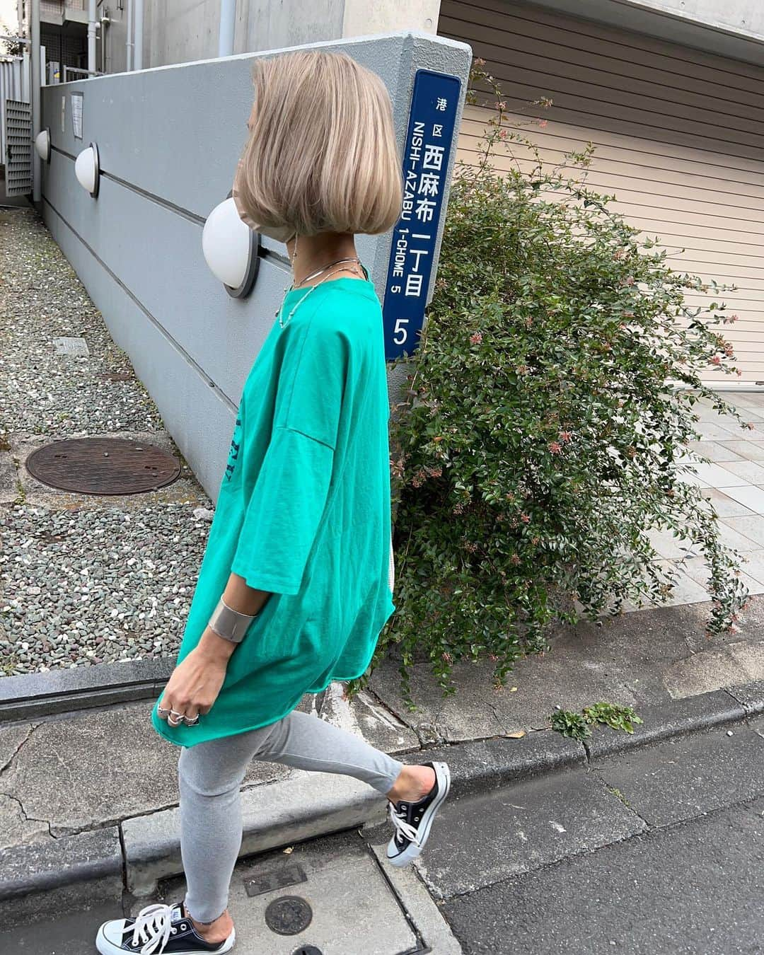 annaさんのインスタグラム写真 - (annaInstagram)「.  お気に入りすぎる ハンバーガーおじさんT💚💚 意味の分からないイラストが 大好きすぎる🤣✌︎✌︎ カラーもvintageっぽくてツボ🥰  またここ数日寒くなったけど 今日なんて雪降ってたけど☃️ 早く1枚で着たいなぁ🥰  にしても、このグリーンかわえぇな😎💚 21:00〜の新作だよ😍！ @__segur.__   #春コーデ#春#春夏コーデ#夏コーデ#Tシャツ#ロゴT#グリーンtシャツ#ビンテージtシャツ#レギンス#レギンスコーデ#スニーカーコーデ#スニーカー女子#コンバース#ゆるコーデ#ラフコーデ#海コーデ#カジュアルコーデ#カジュアル#シンプルコーデ#シンプル#きょこ#今日のコーデ#158cmコーデ#骨格ナチュラル」3月22日 19時58分 - 12anna23